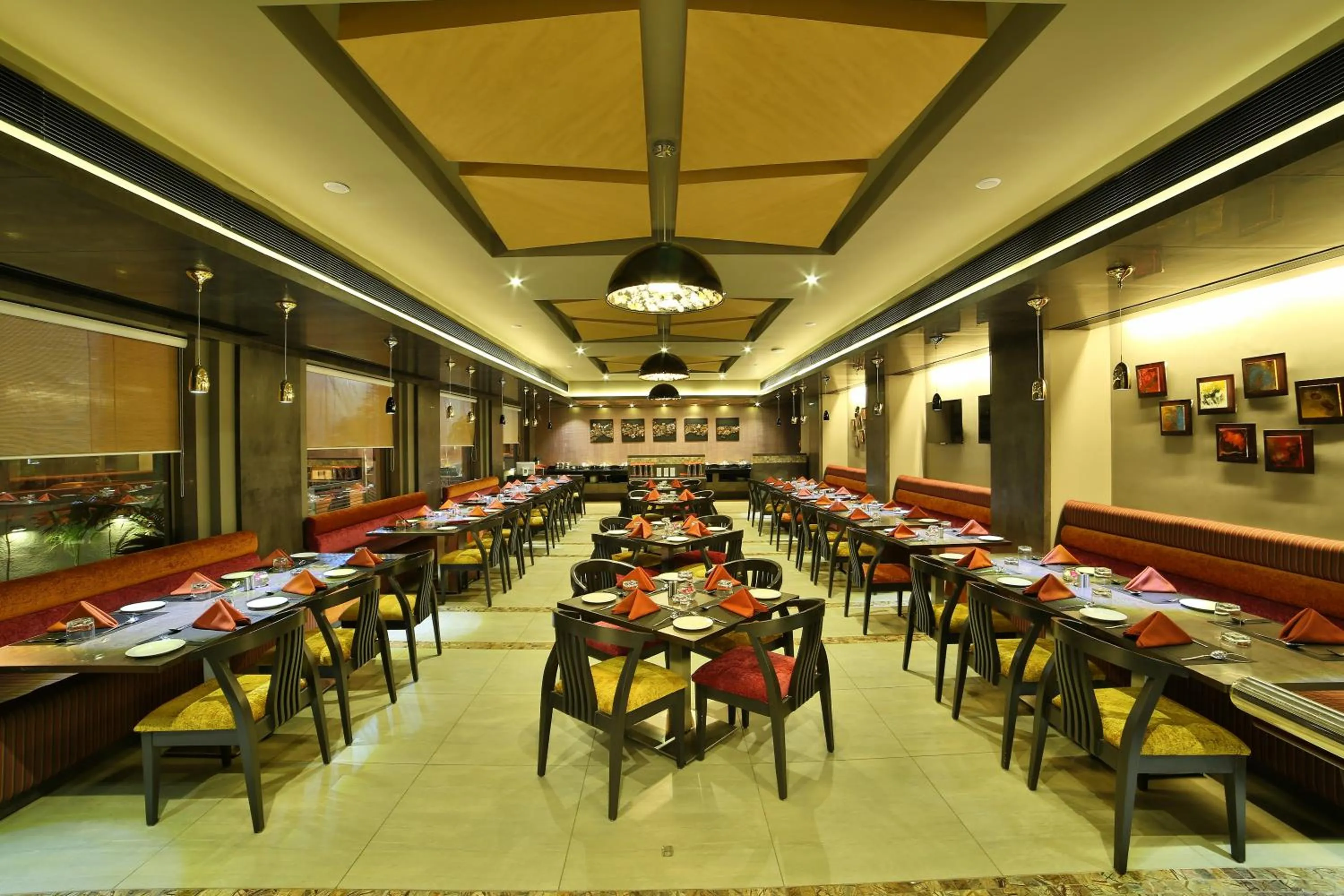 Restaurant/places to eat in HOTEL G EXPRESS Formerly Known as TGB Express