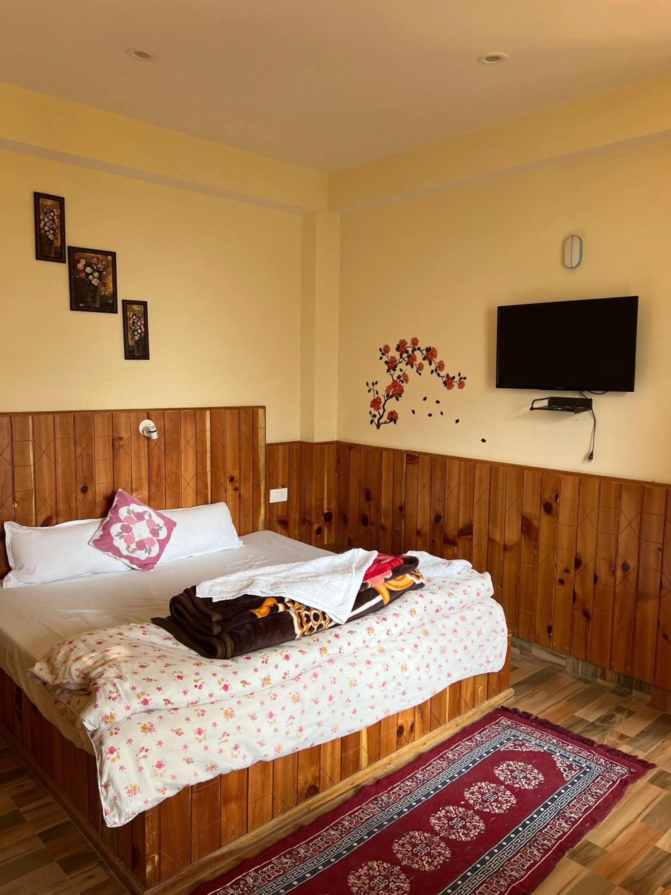 Bedroom, Bed in MOZO Inn&Cafe Jibhi