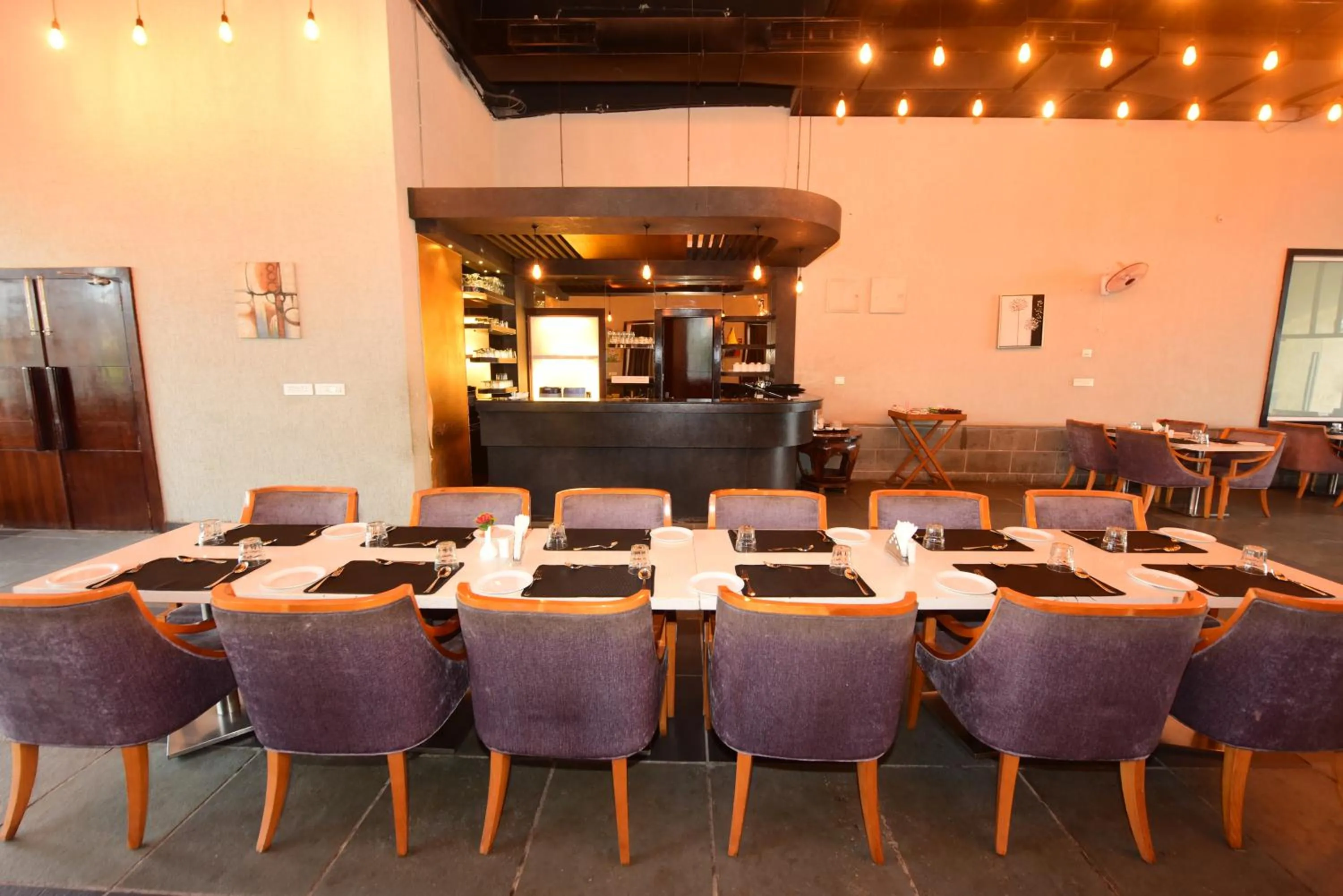 Restaurant/places to eat in Hotel Yois