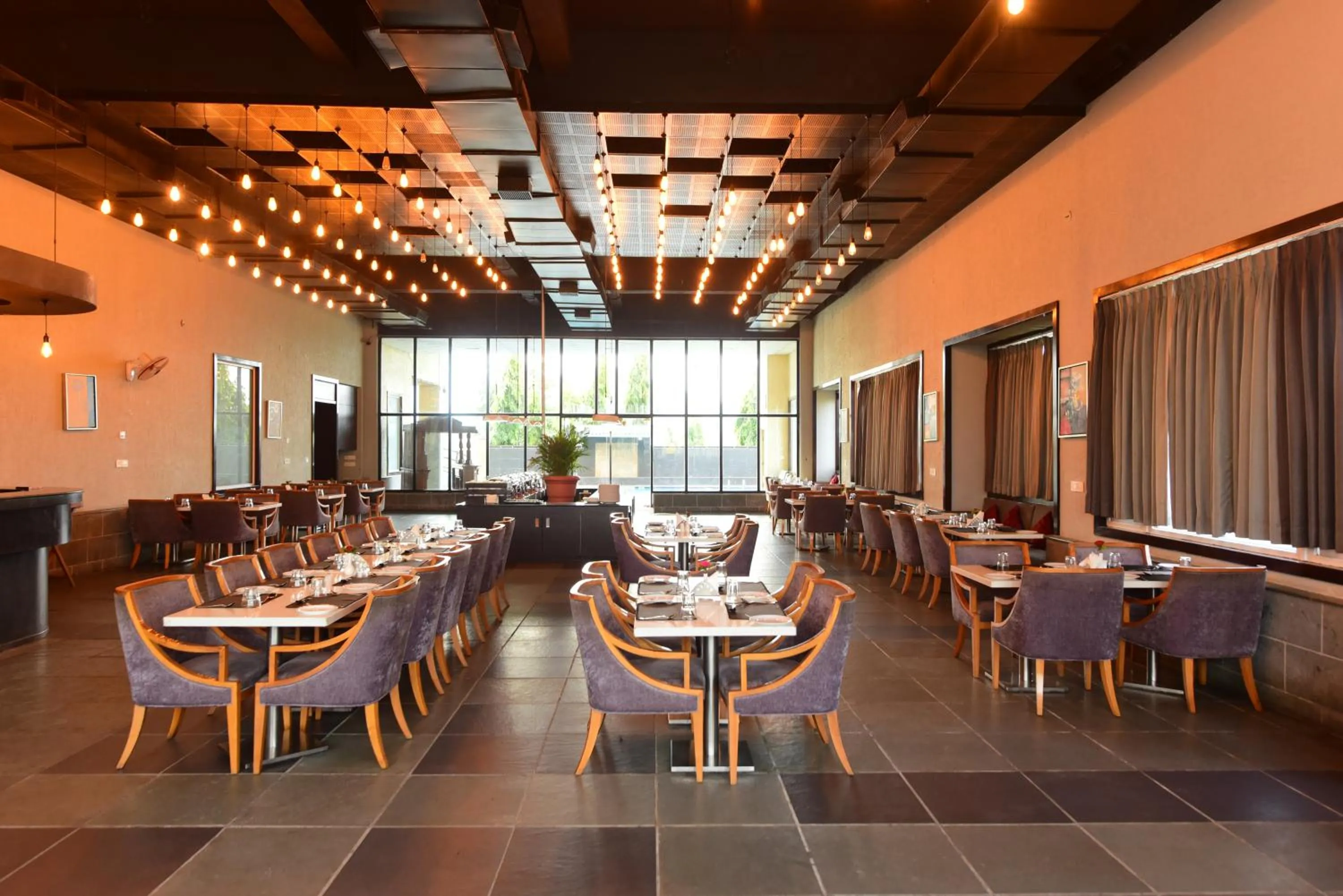 Restaurant/places to eat in Hotel Yois