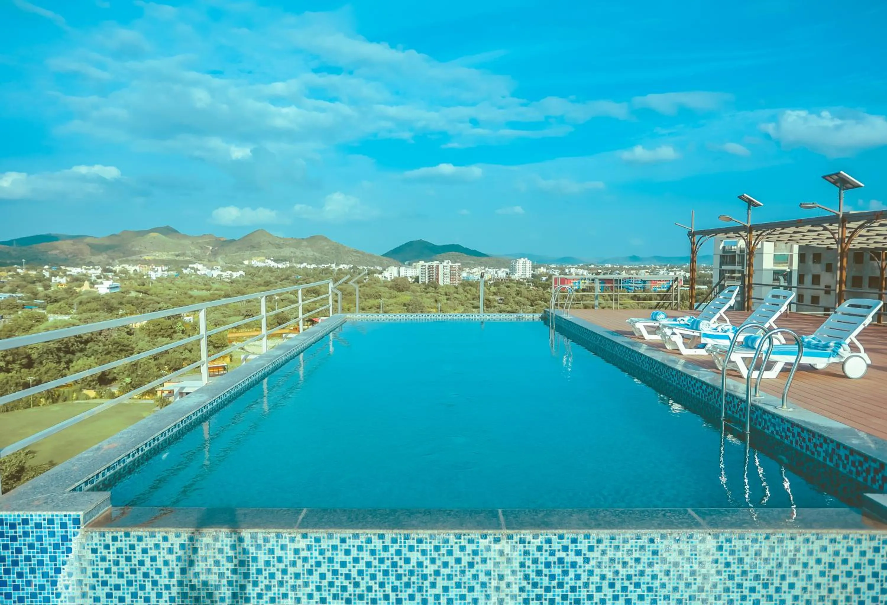 Swimming pool in Hotel Yois