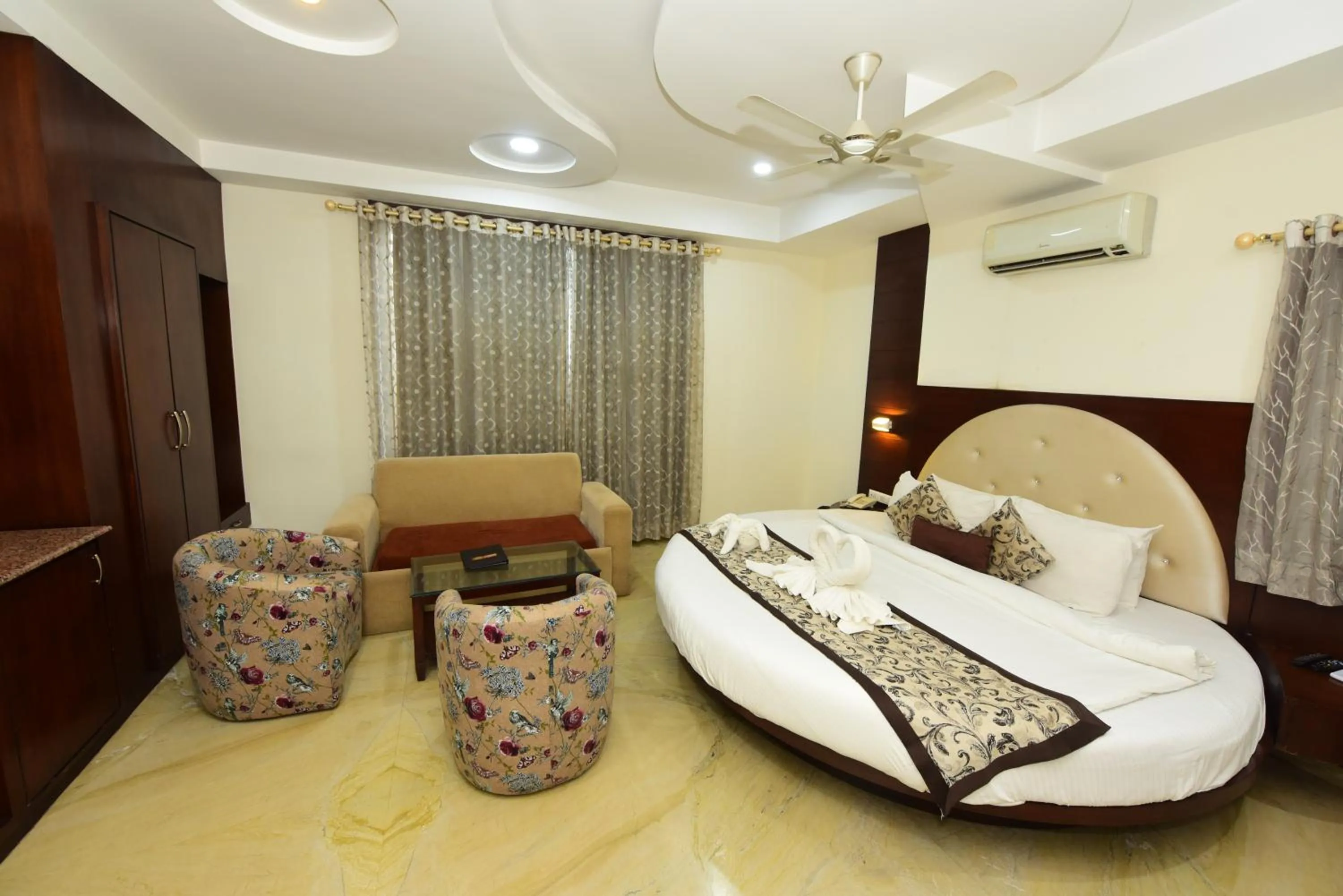 Seating area, Bed in Hotel Yois