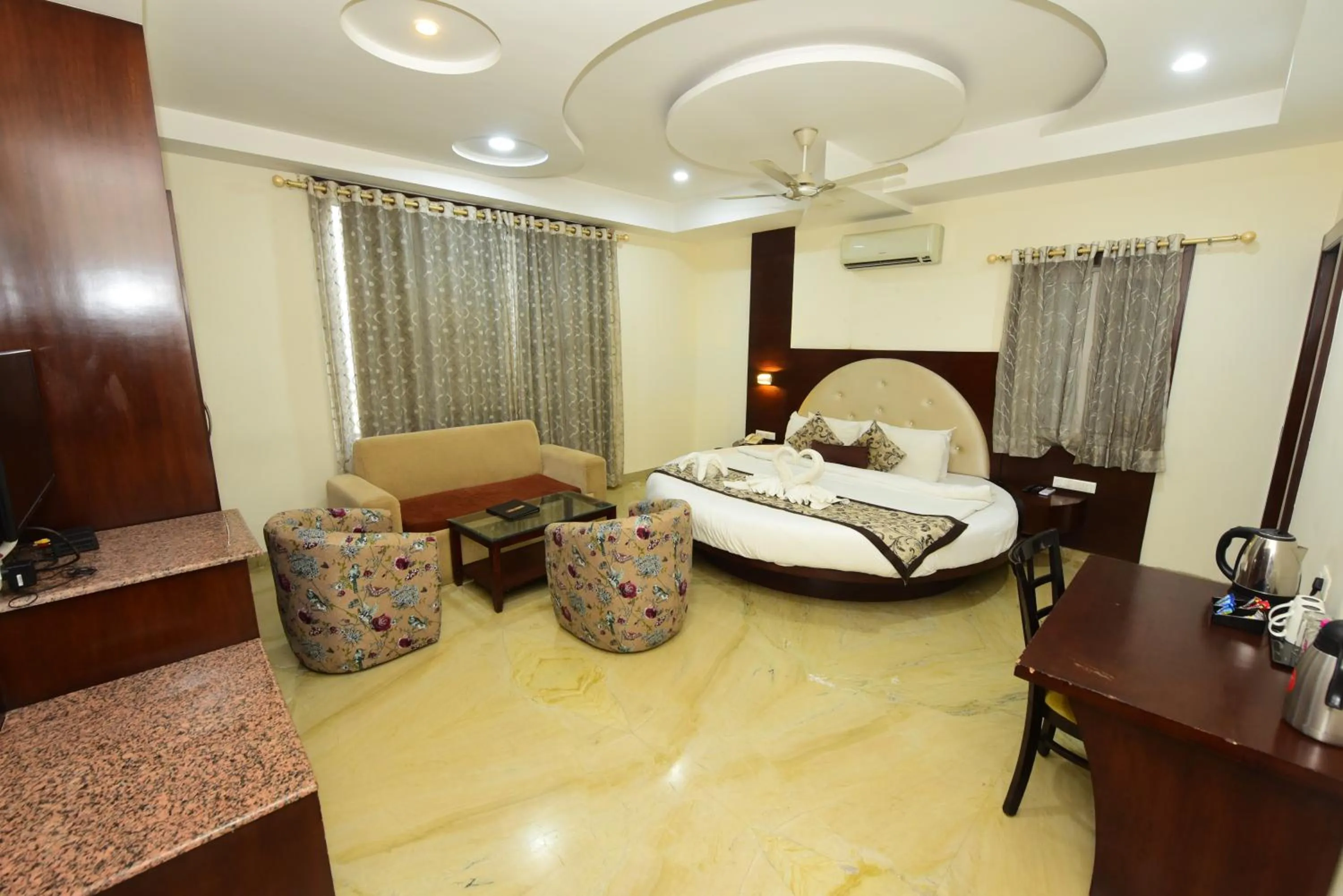 Photo of the whole room, Bed in Hotel Yois