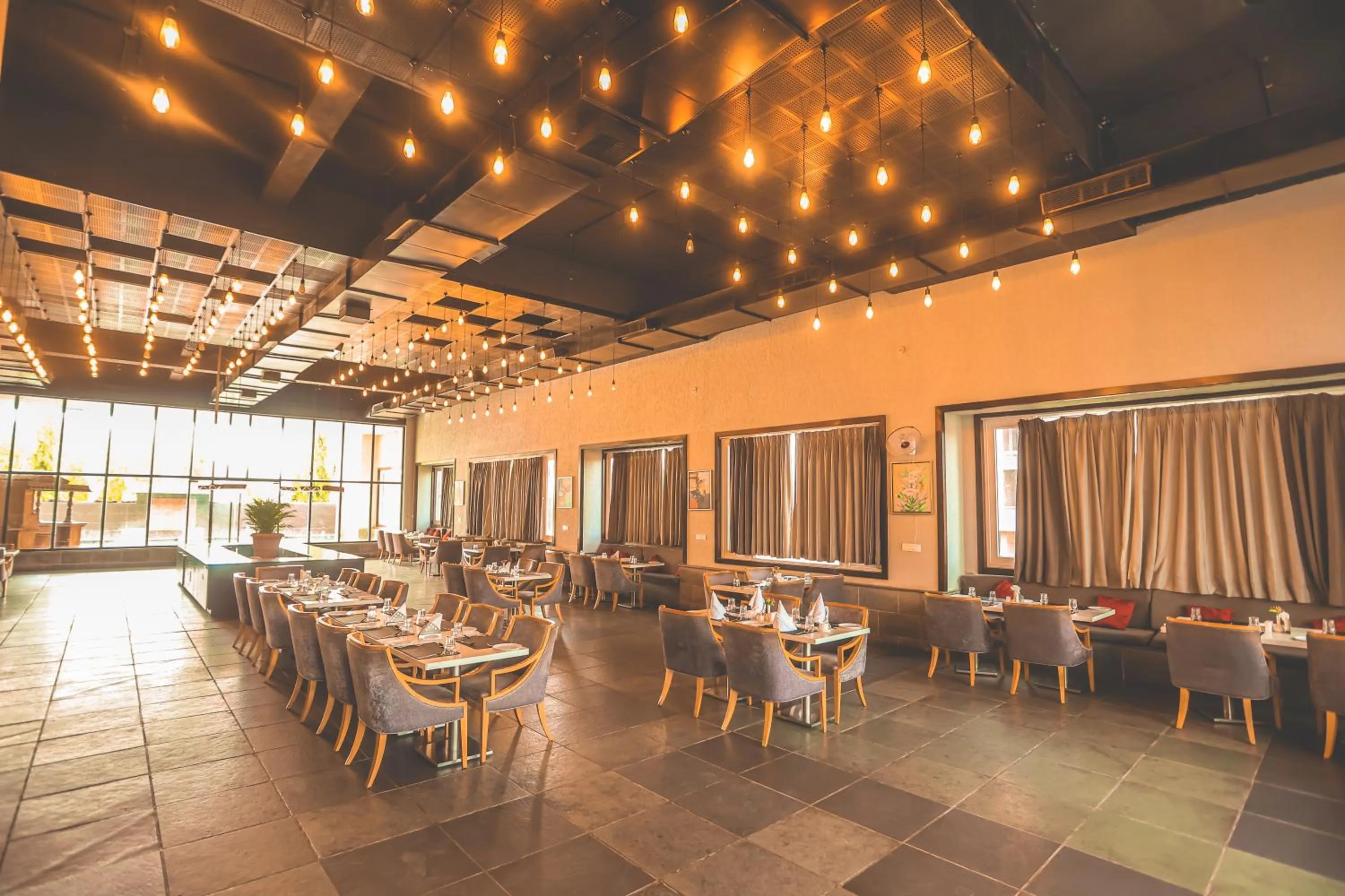 Restaurant/places to eat in Hotel Yois