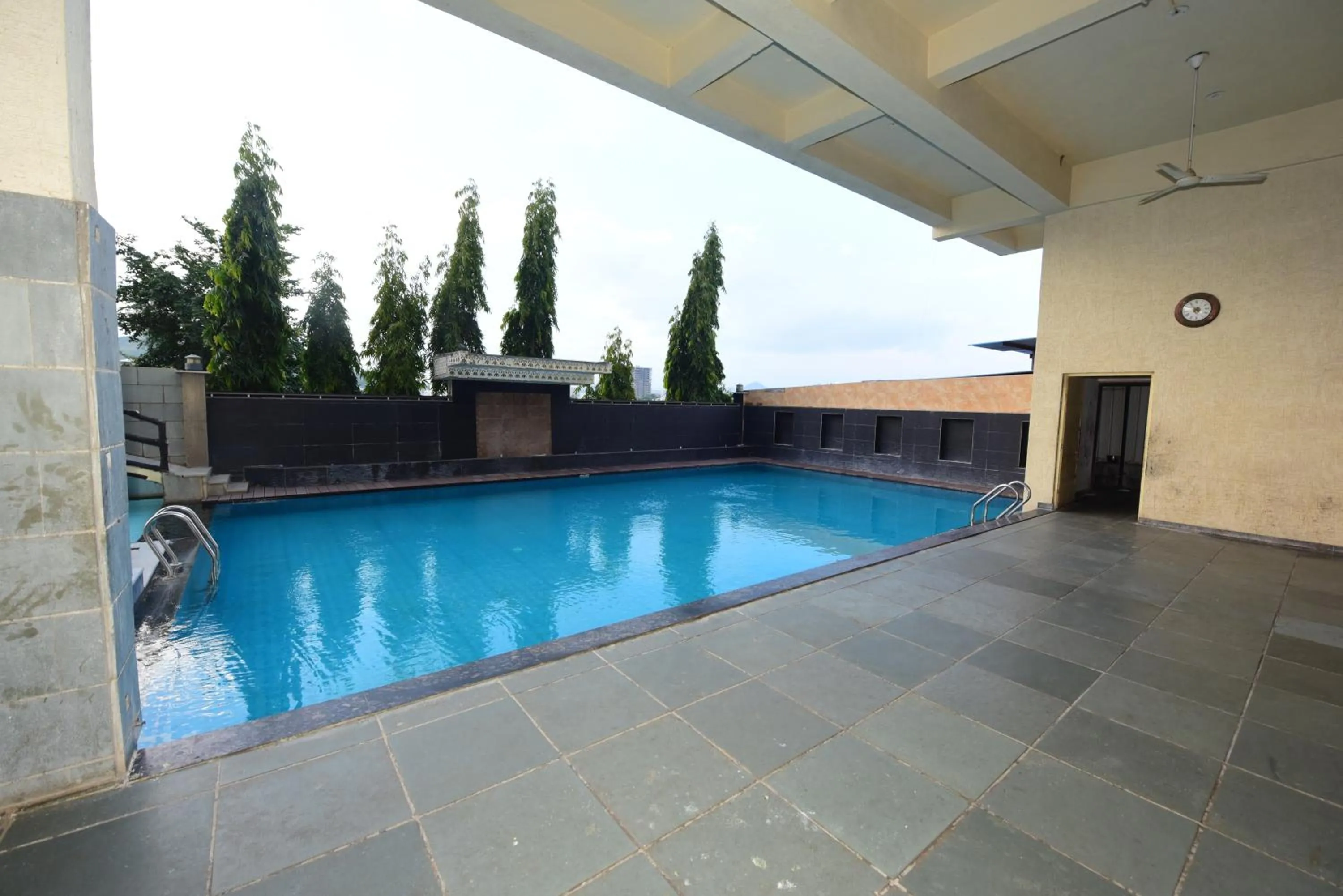 Swimming pool in Hotel Yois