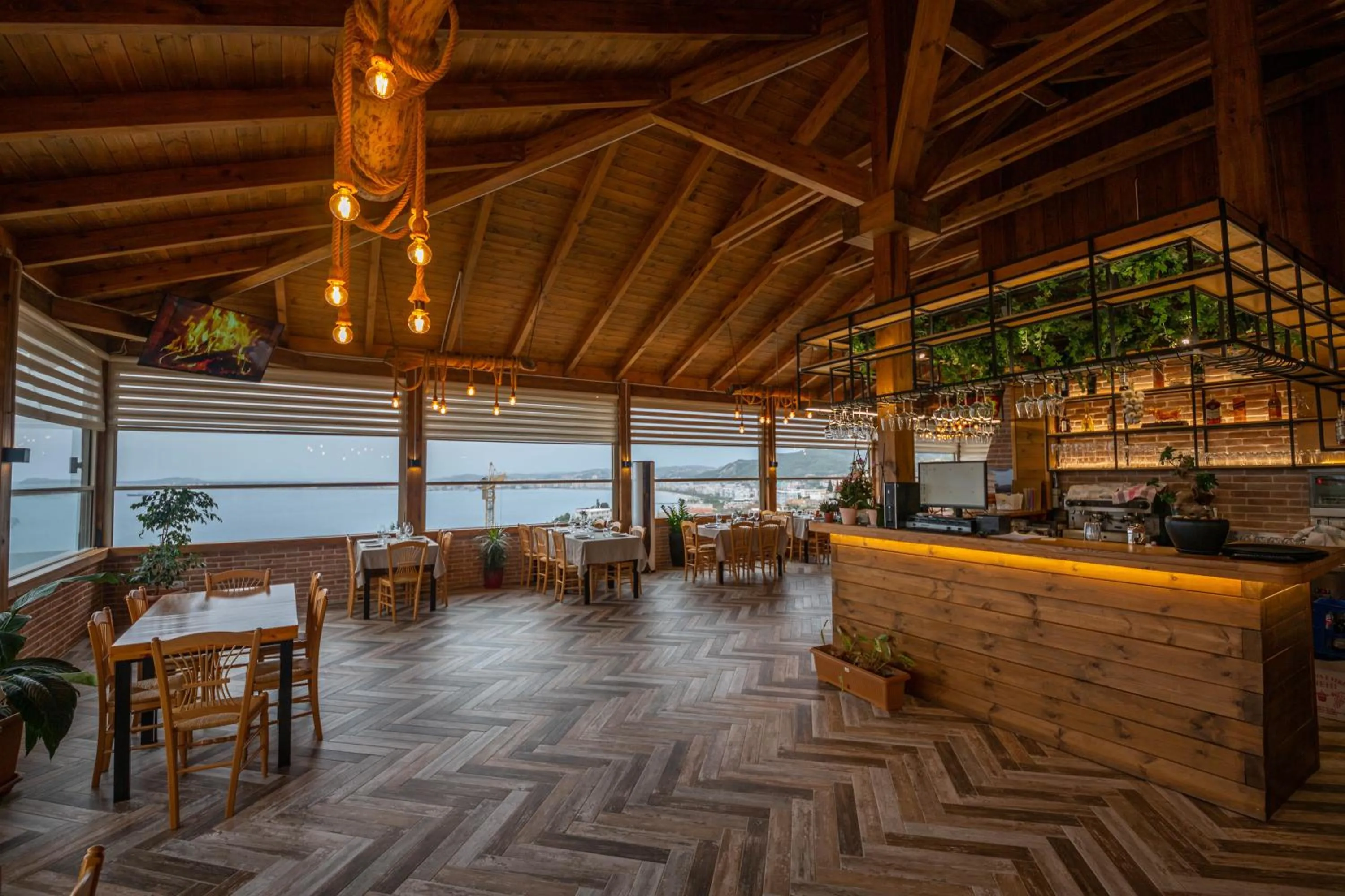 Restaurant/places to eat in Aerial Hotel & Spa