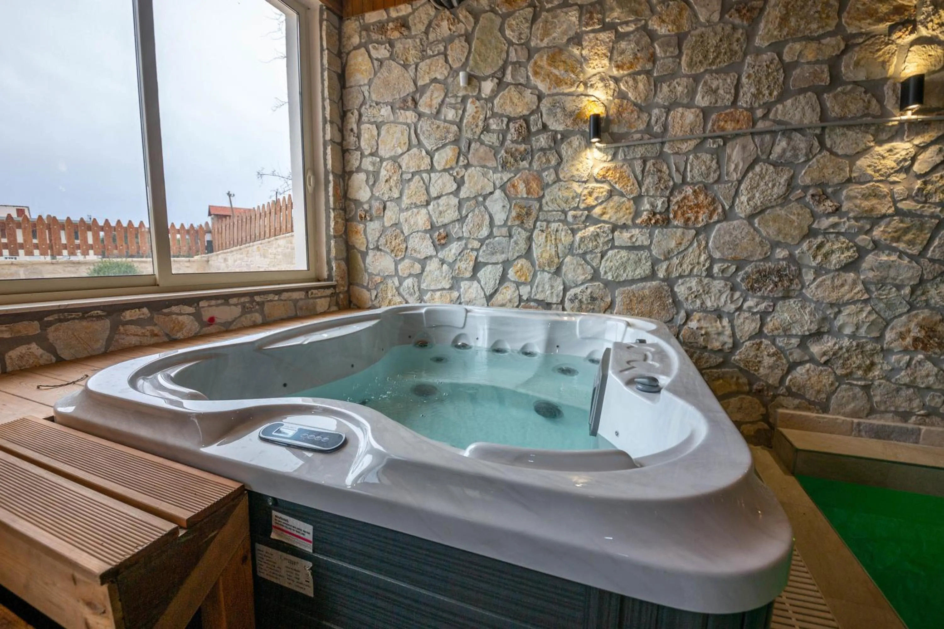 Hot Tub in Aerial Hotel & Spa