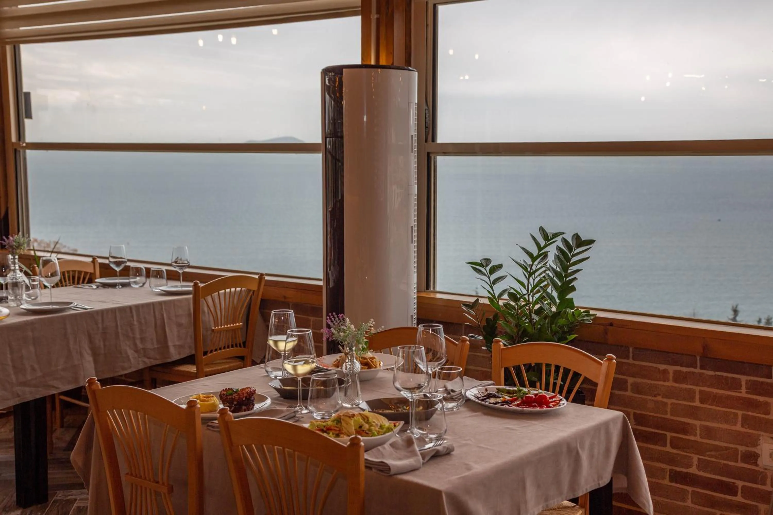 Restaurant/places to eat in Aerial Hotel & Spa