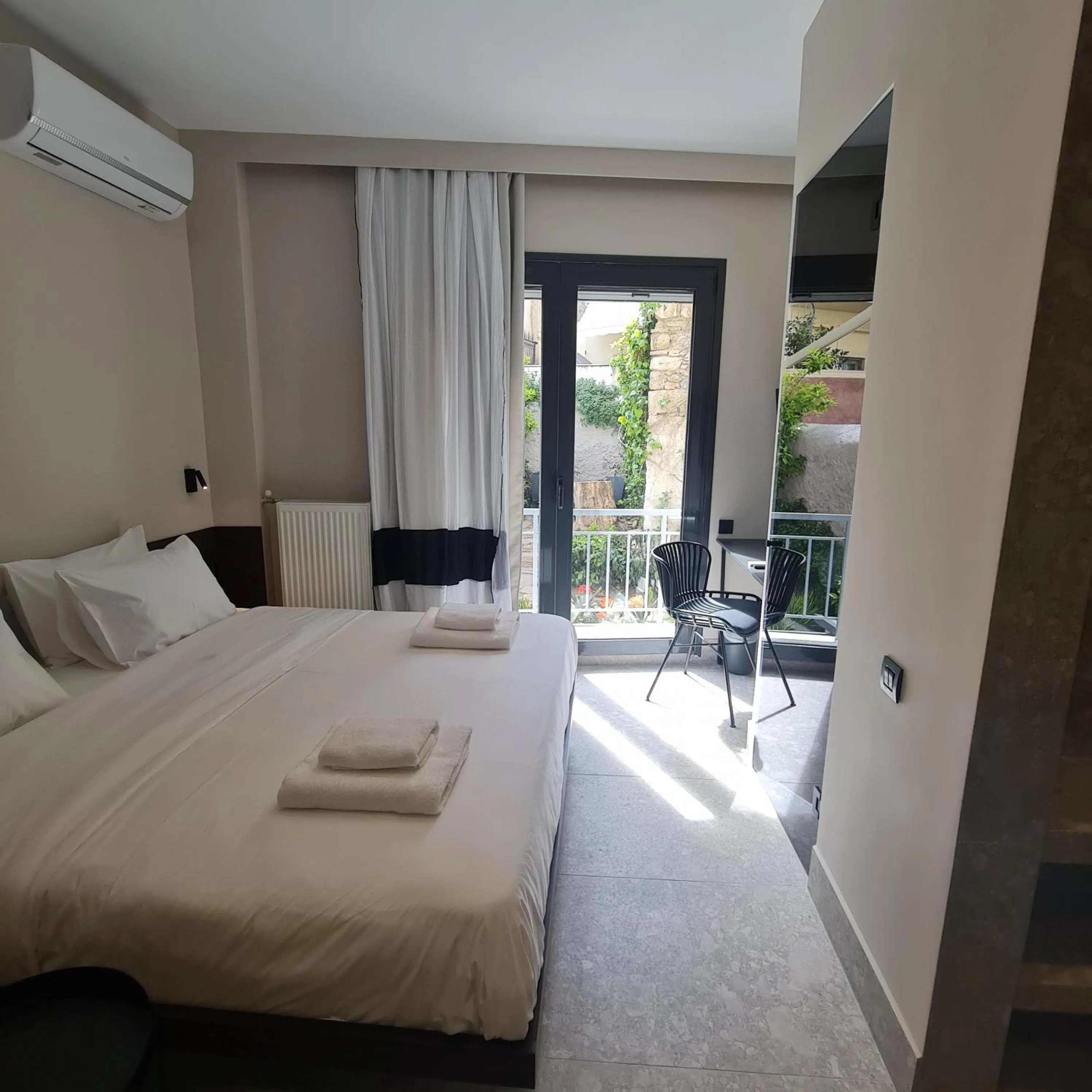 Photo of the whole room, Bed in Cityzoe Athens Suites