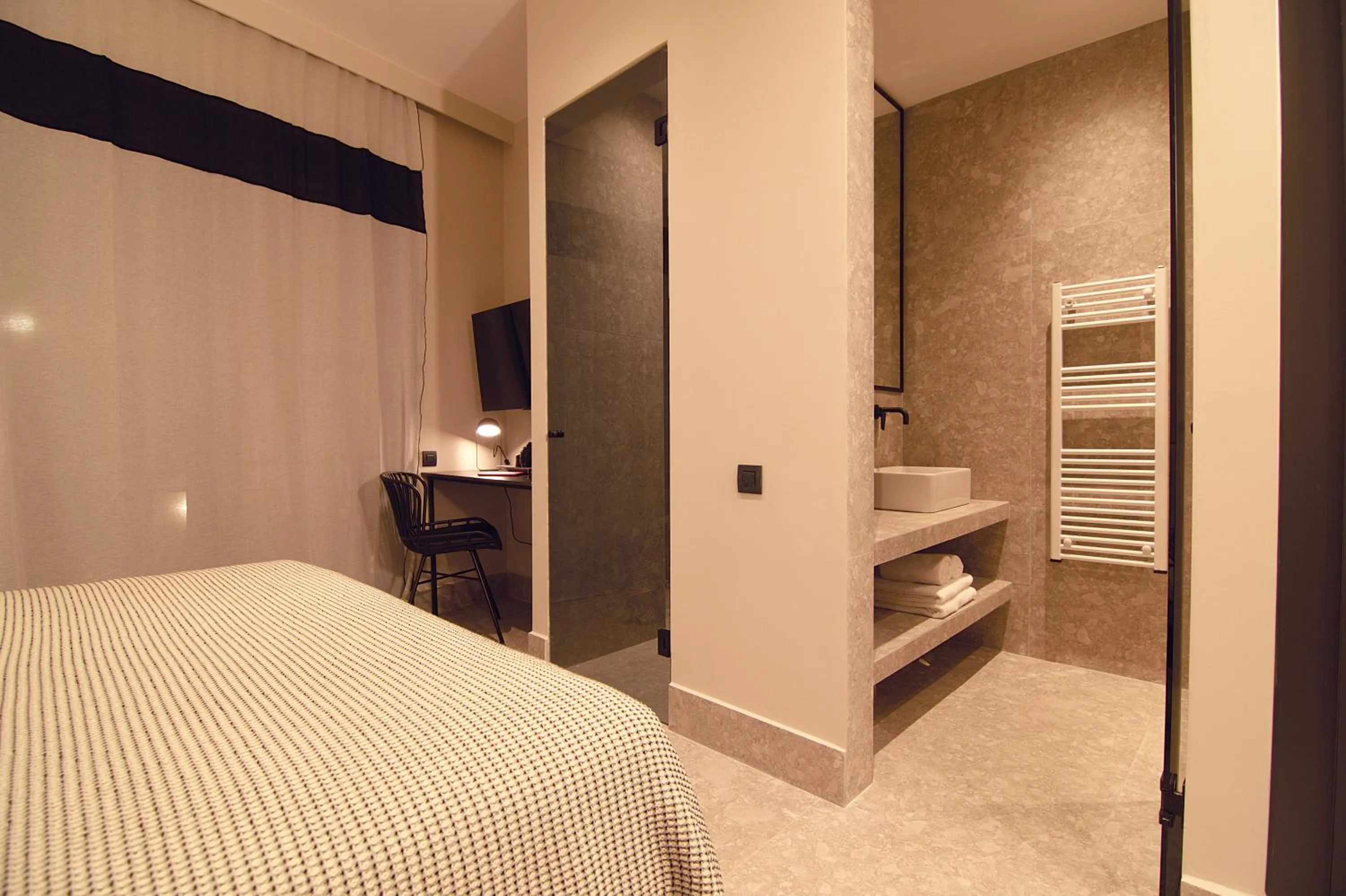 Bathroom, Bed in Cityzoe Athens Suites