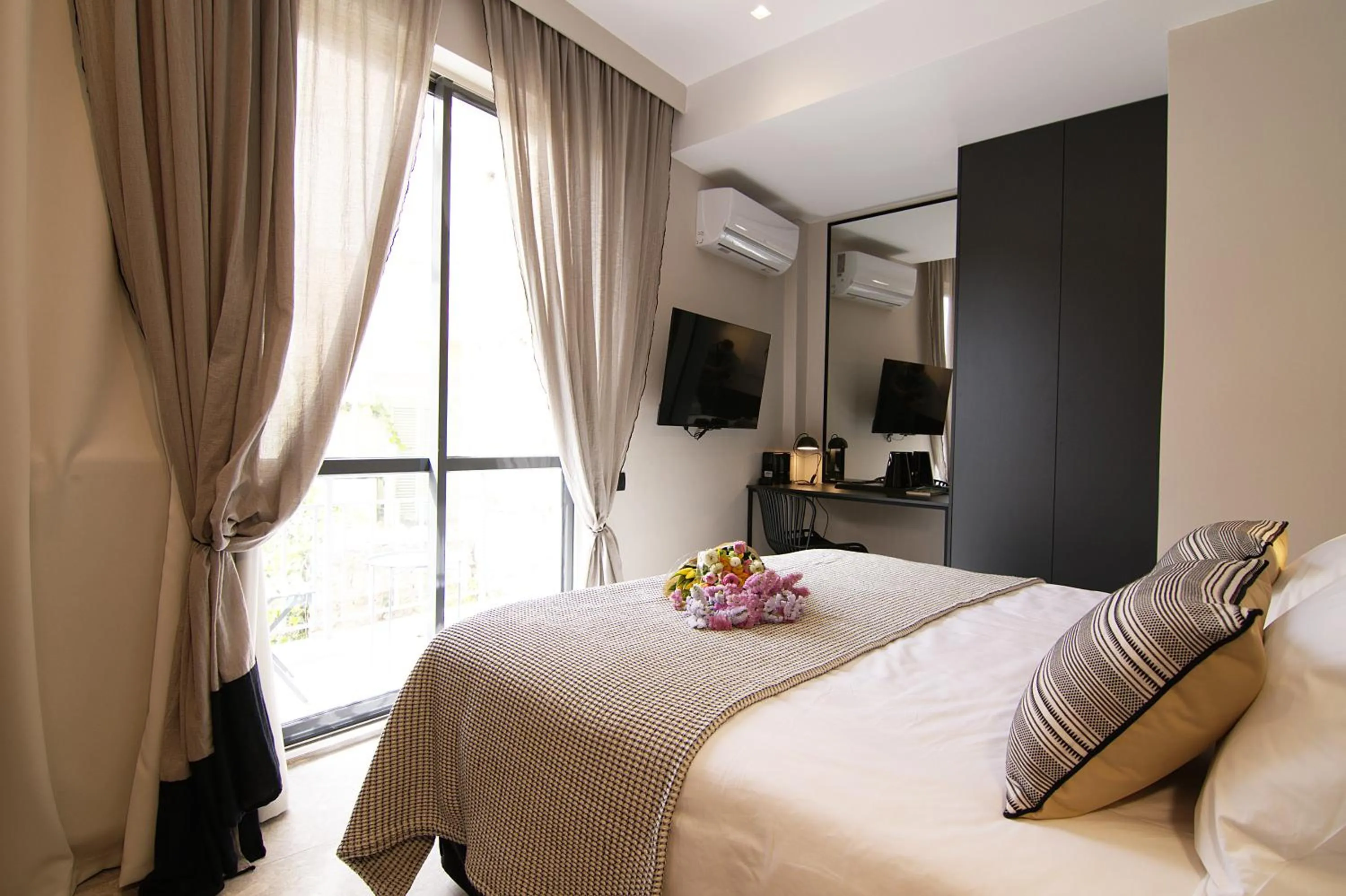 Photo of the whole room, Bed in Cityzoe Athens Suites