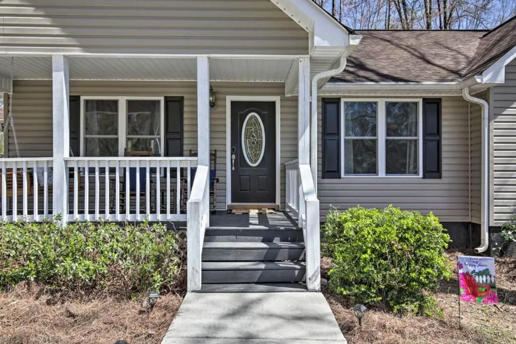 Less than 3 miles to Downtown with firepit