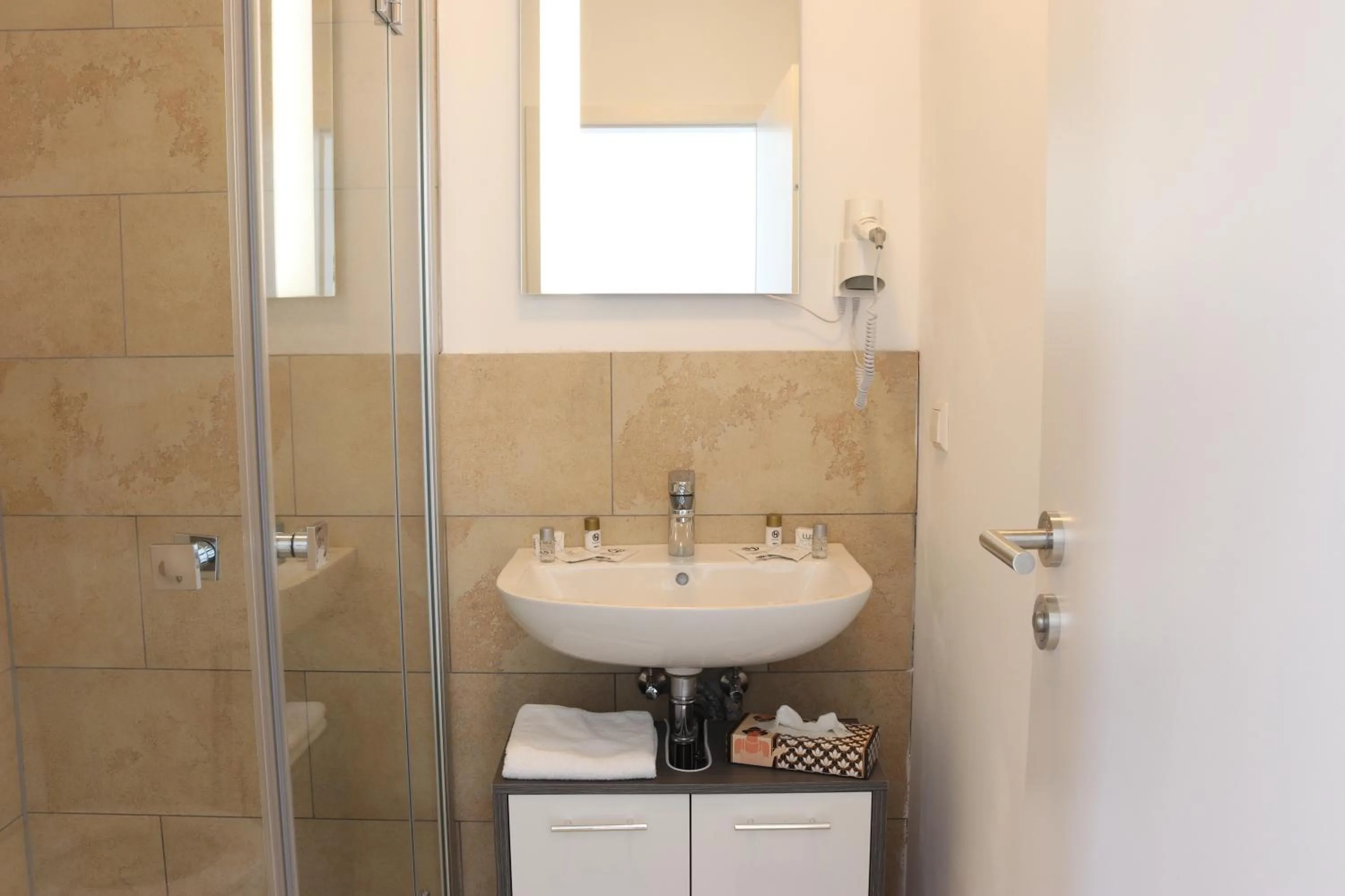 Bathroom in Motel Bergtheim - Self Check-in