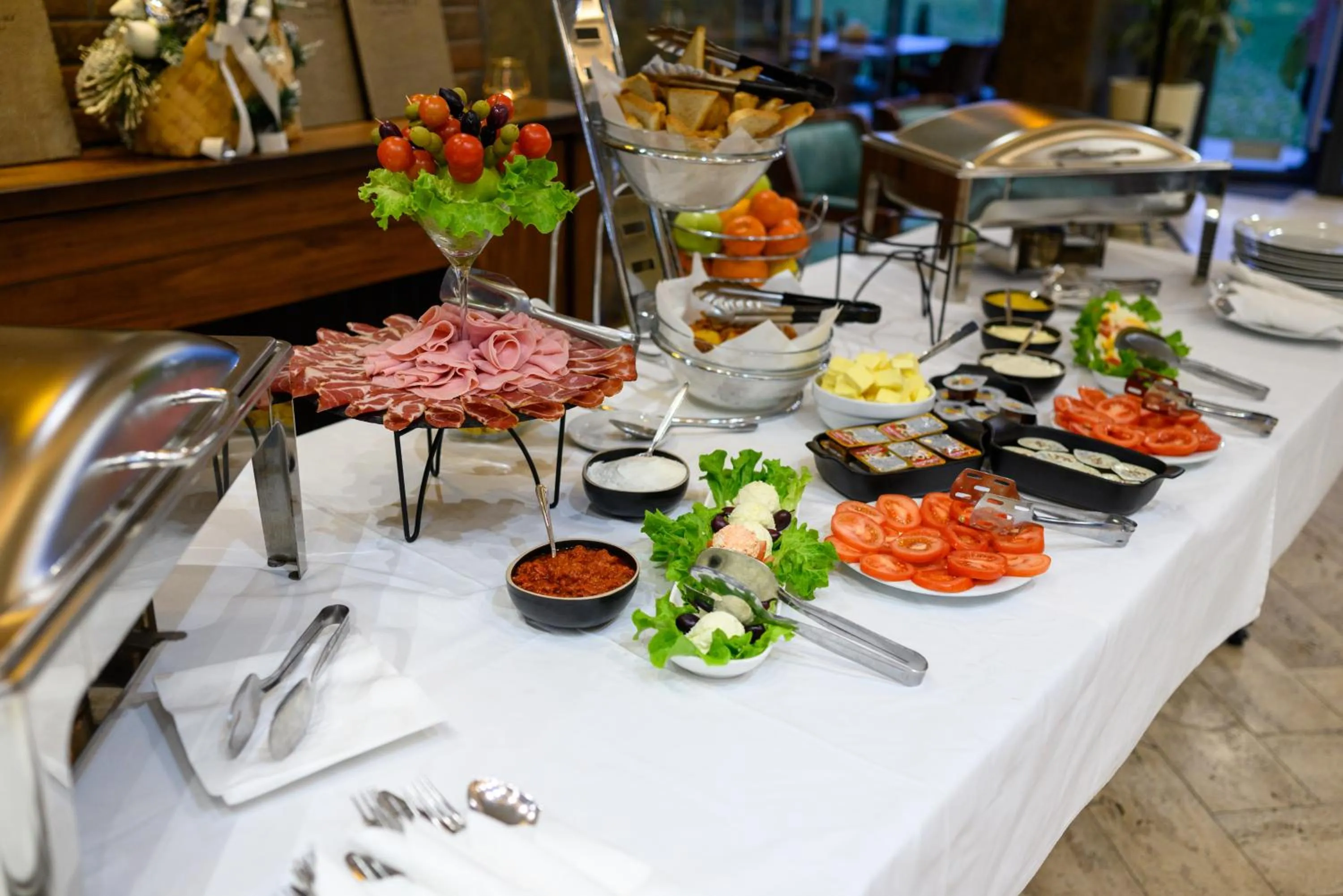 Breakfast in Monogramlux