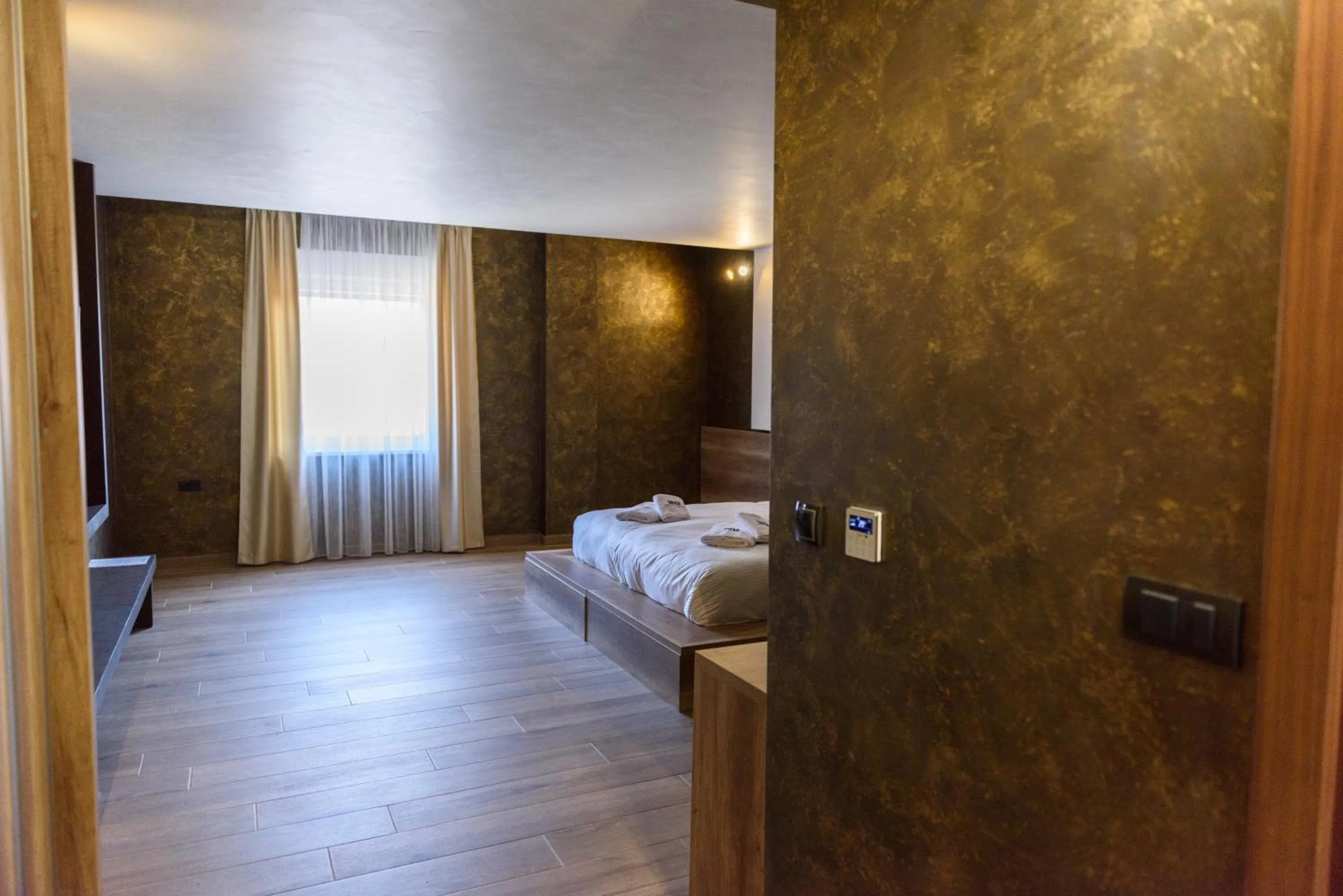 Photo of the whole room, Bed in Monogramlux