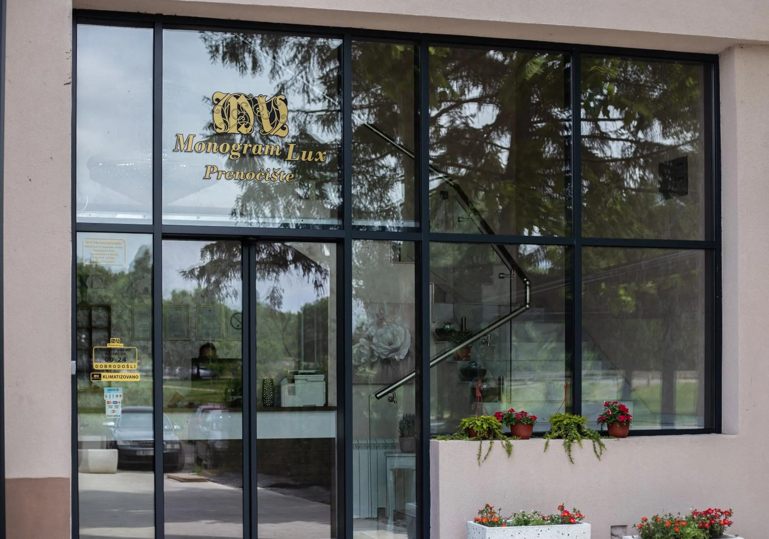 Facade/entrance in Monogramlux