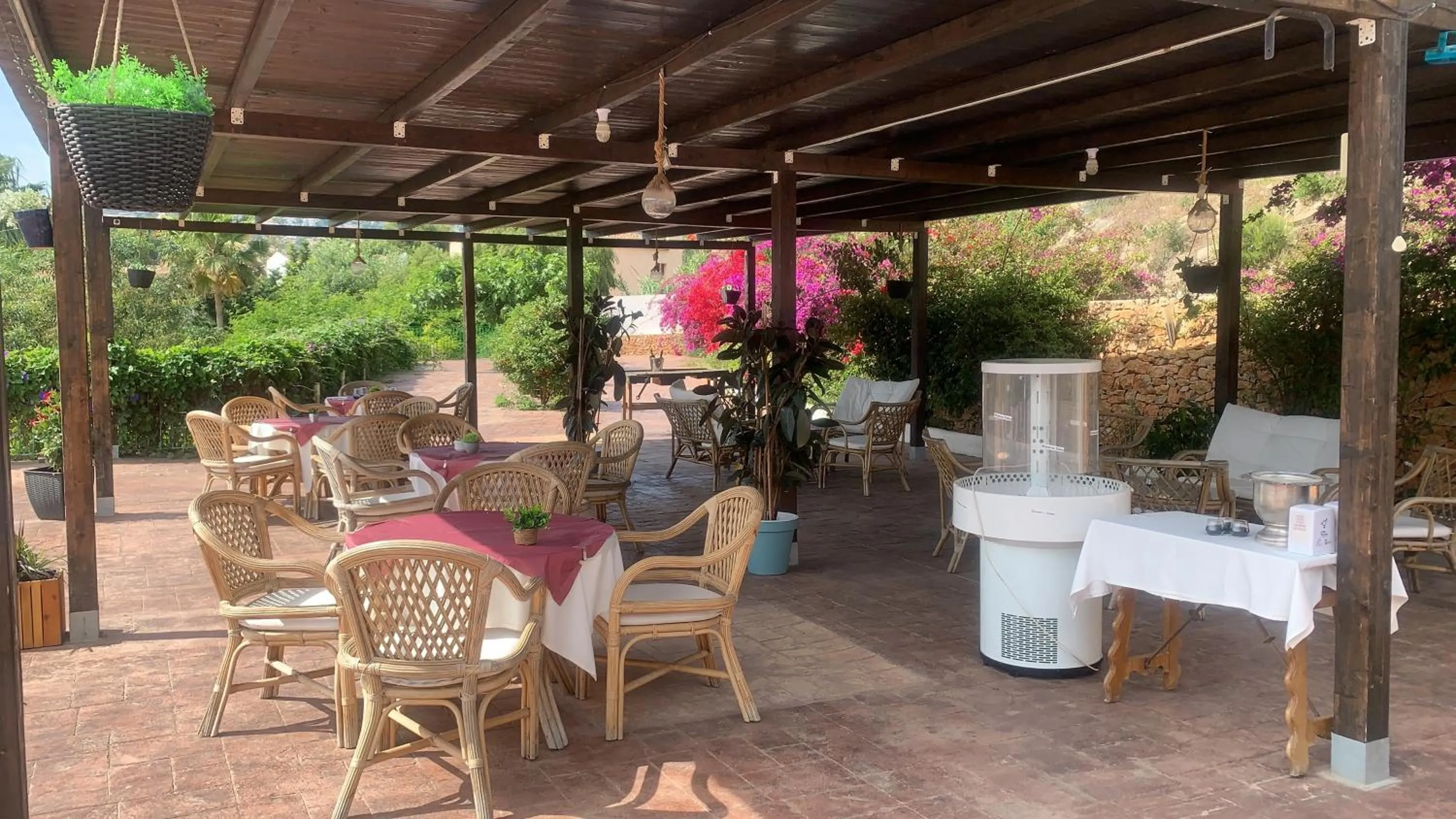 Patio in Hotel Restaurant Baladrar