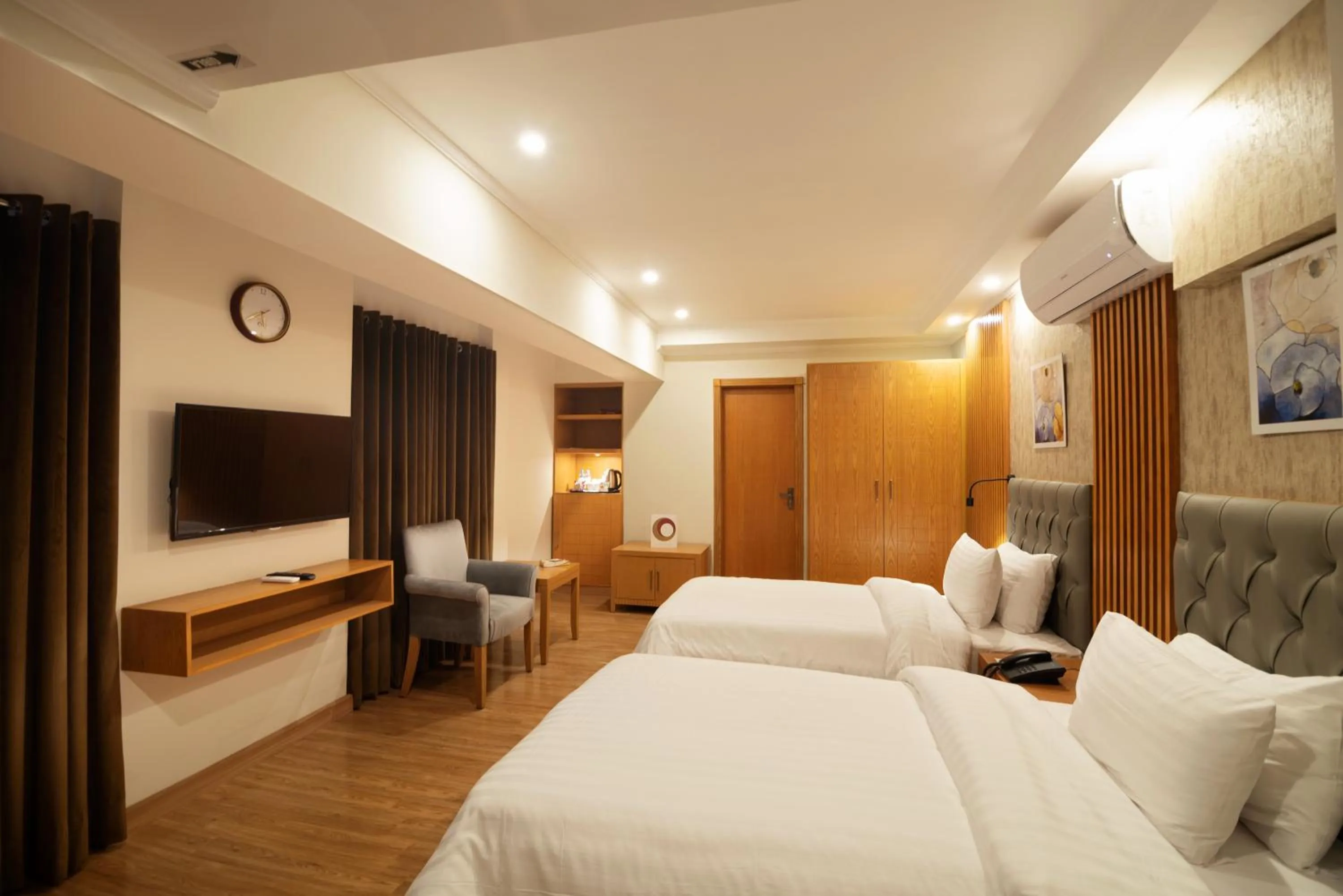 Photo of the whole room, Bed in Hotel One Tower Gulberg, Lahore