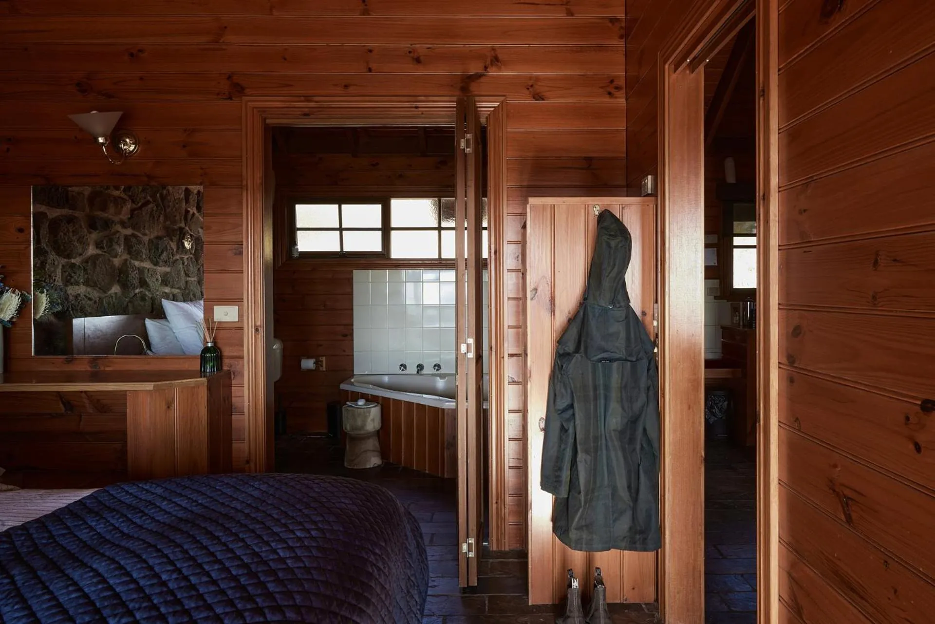 Photo of the whole room, Bed in Tuki Retreat