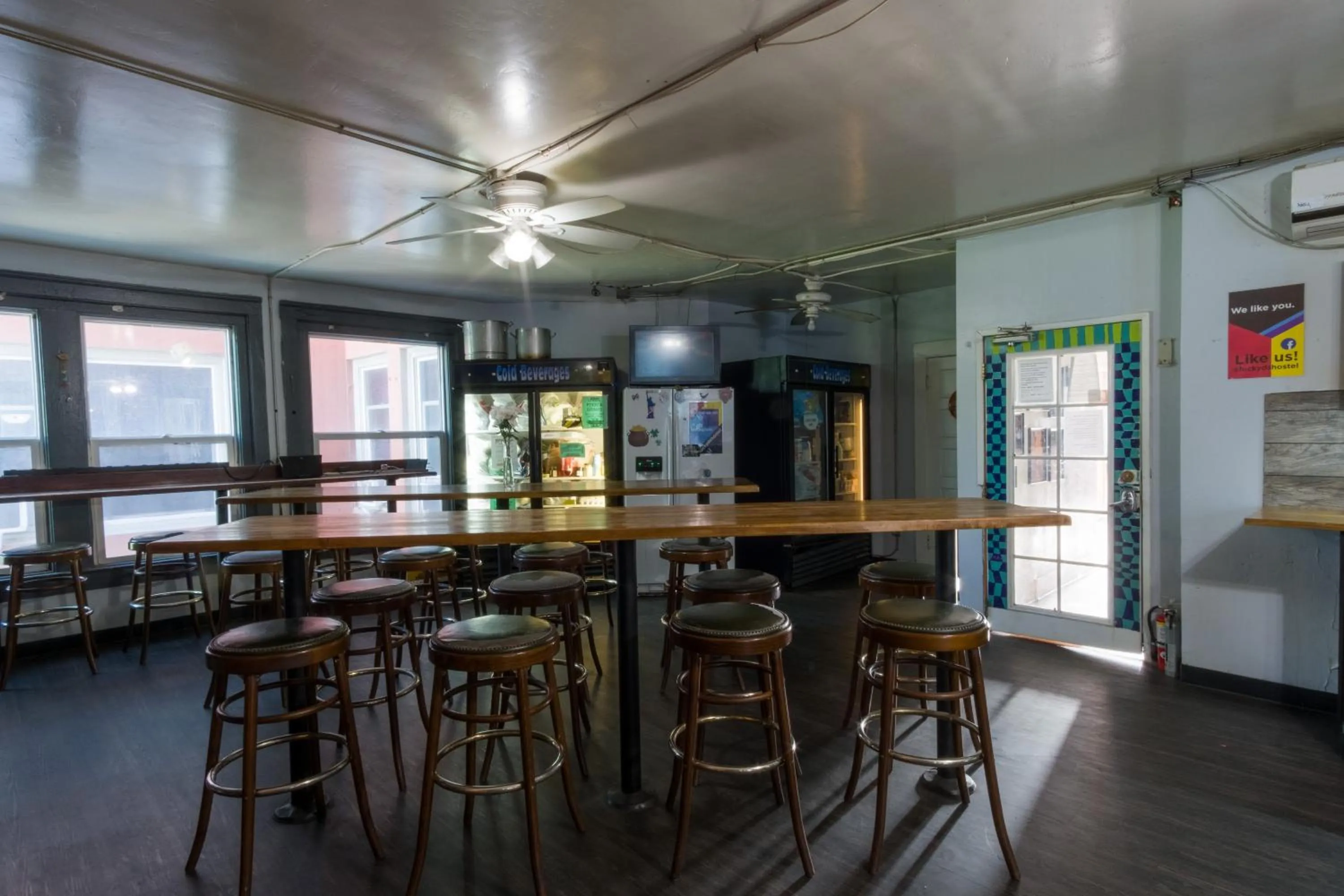 Communal kitchen in Lucky D's Youth and Traveler's Hostel
