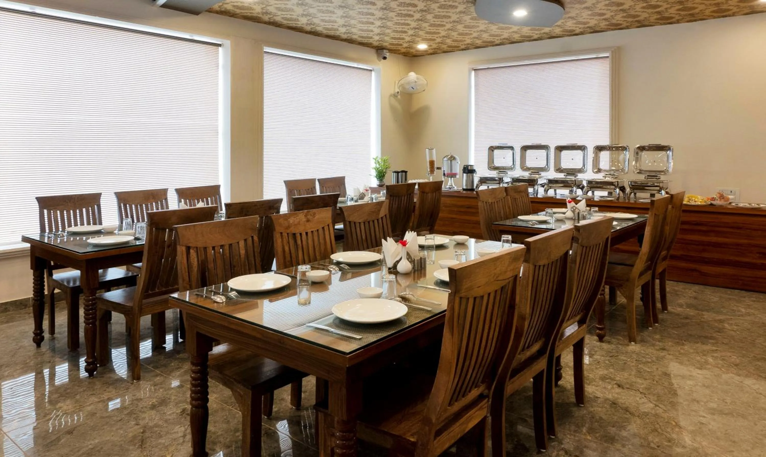 Restaurant/places to eat in Treebo Premium Royal Amar With Mountain View and Swimming Pool