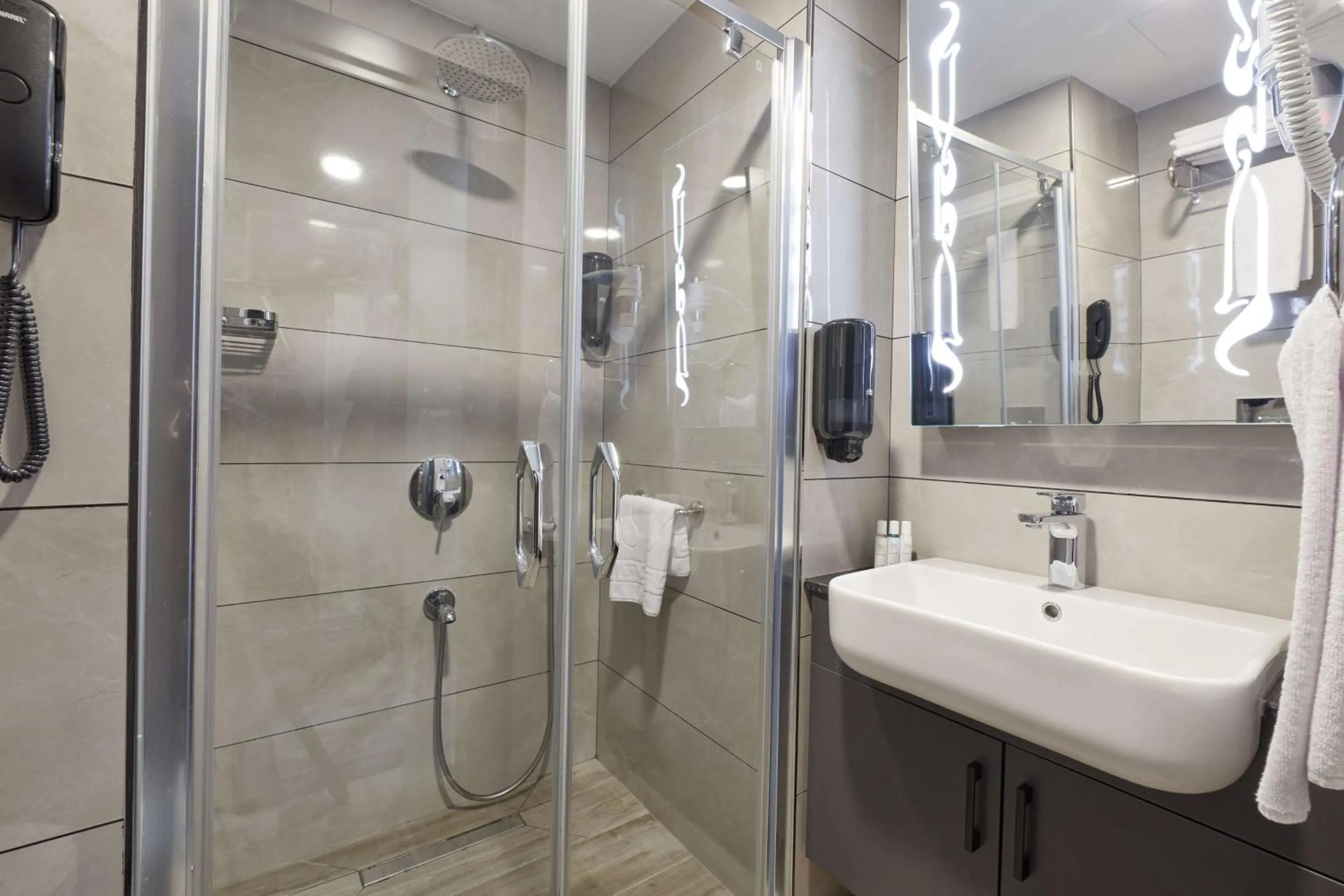 Bathroom in Nova Vista Deluxe & Suites a Member of Radisson Individuals