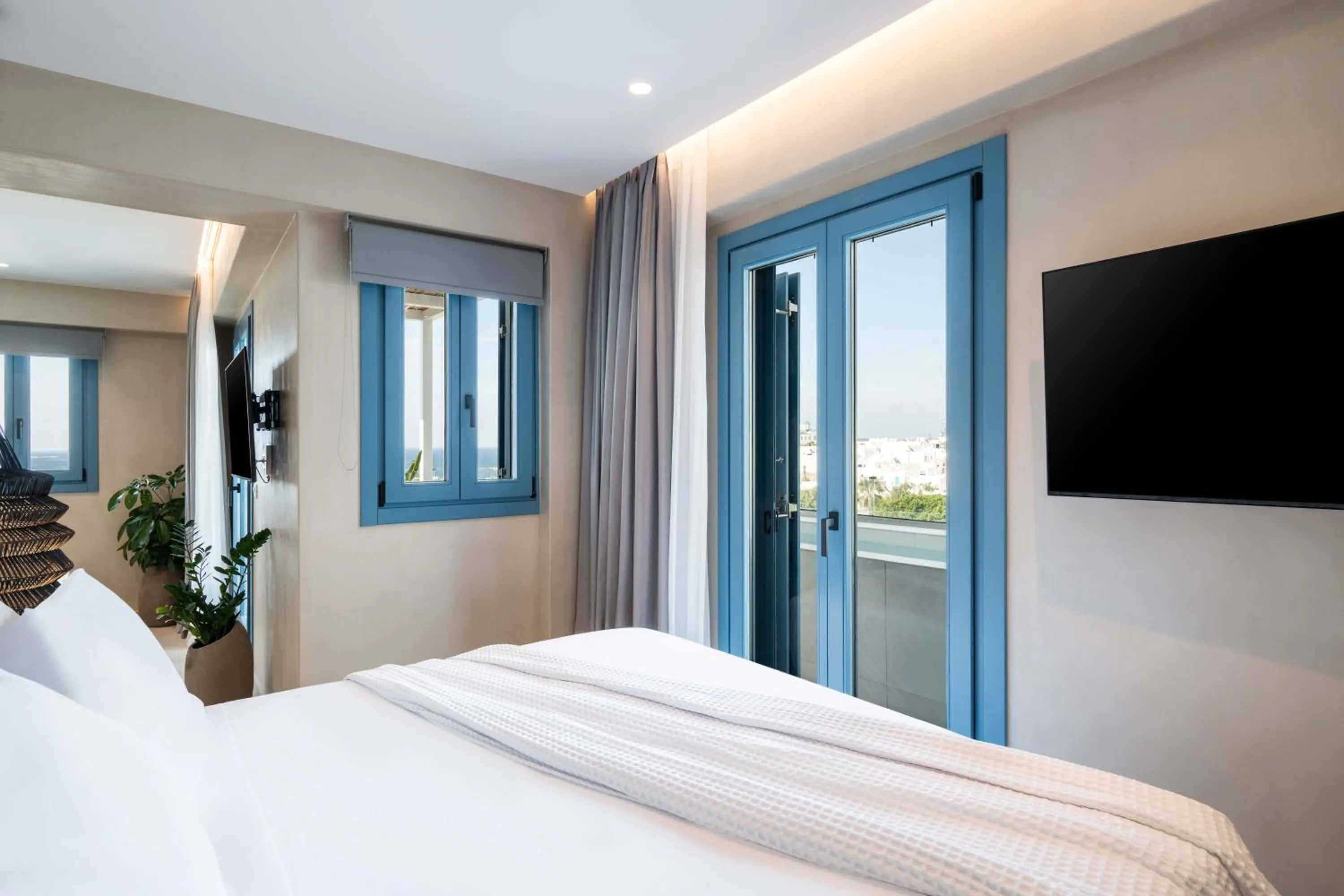 Photo of the whole room, Bed in Aura Suites Paros