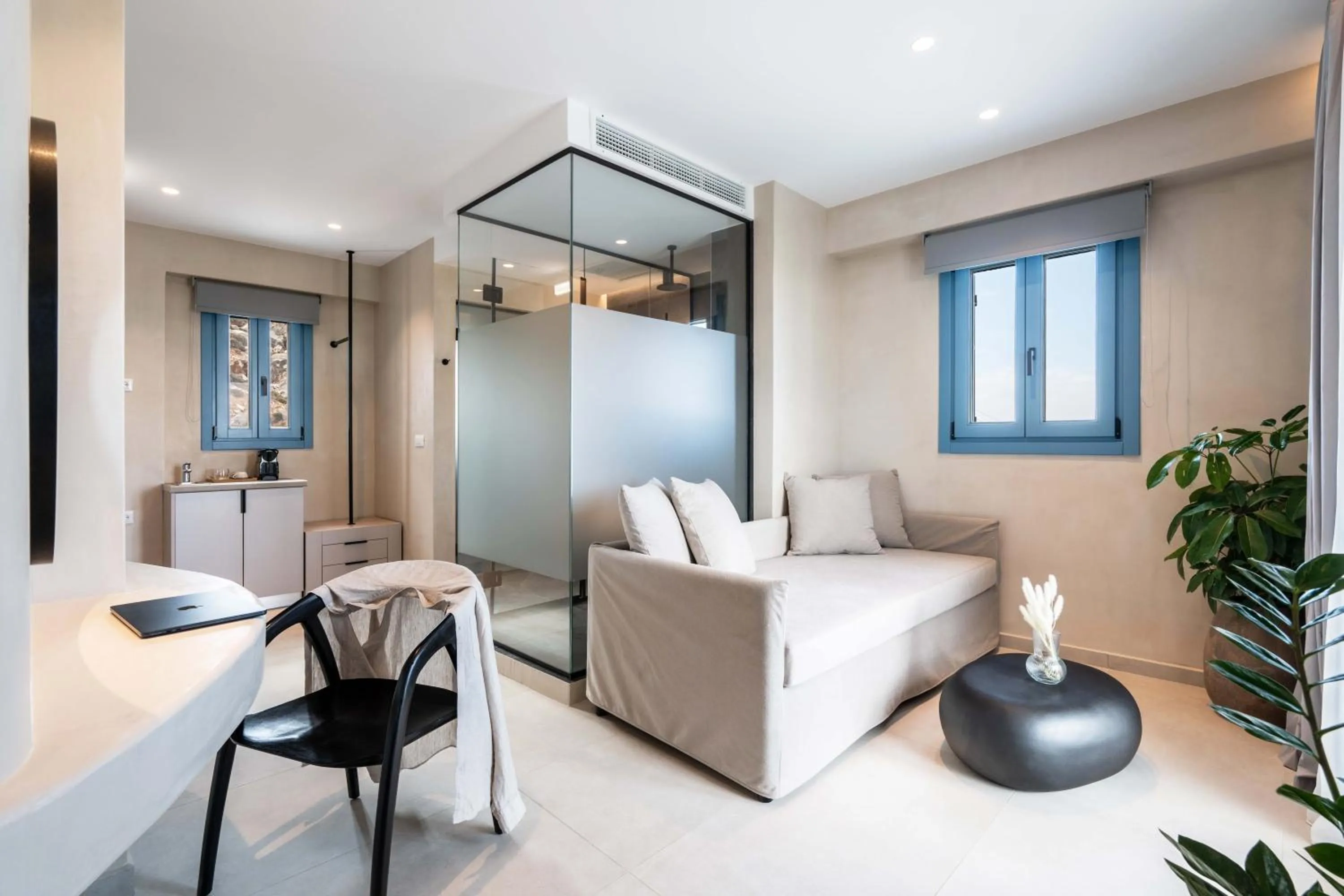 Seating area, Bed in Aura Suites Paros