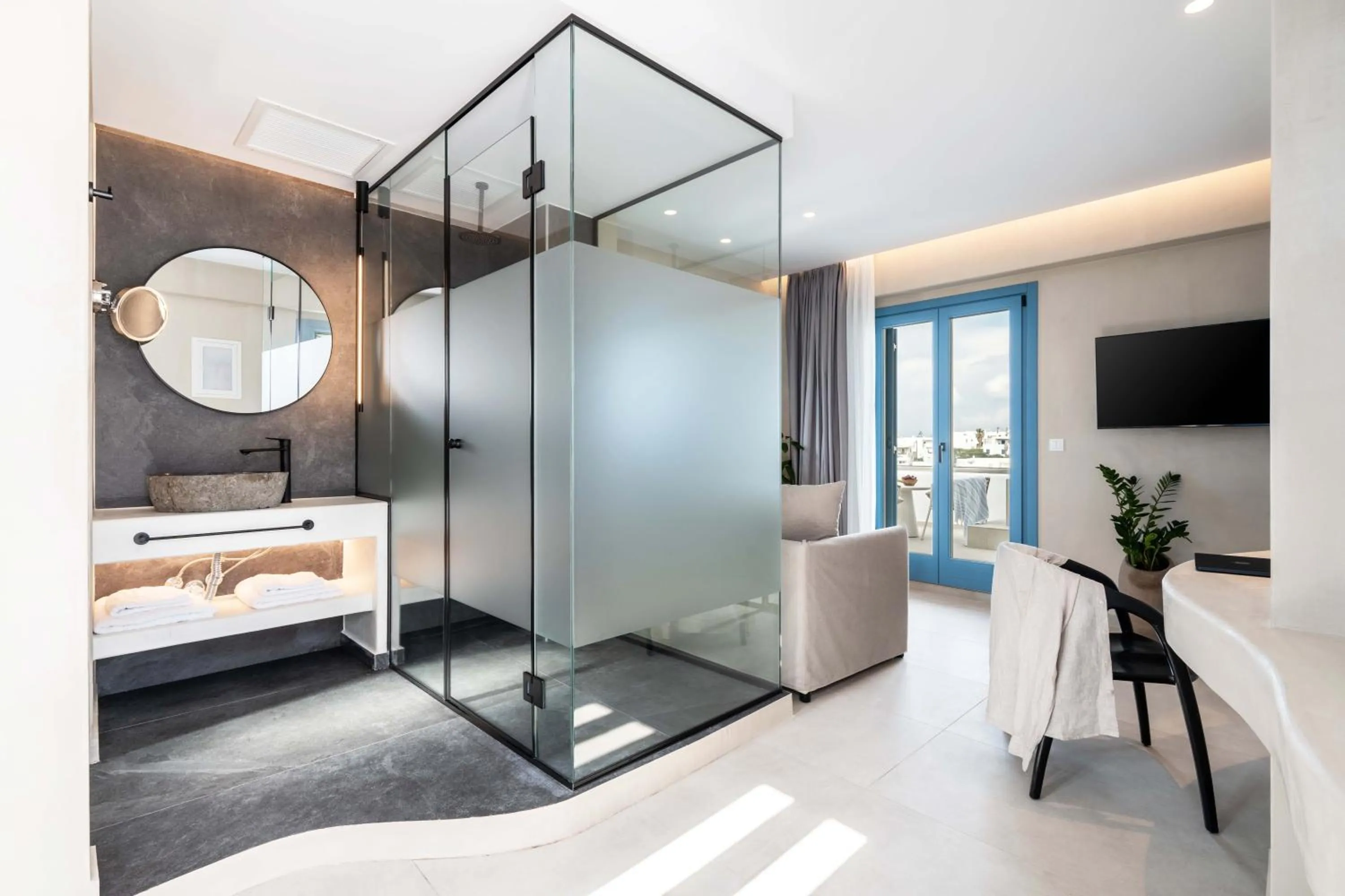 Photo of the whole room, Bed in Aura Suites Paros