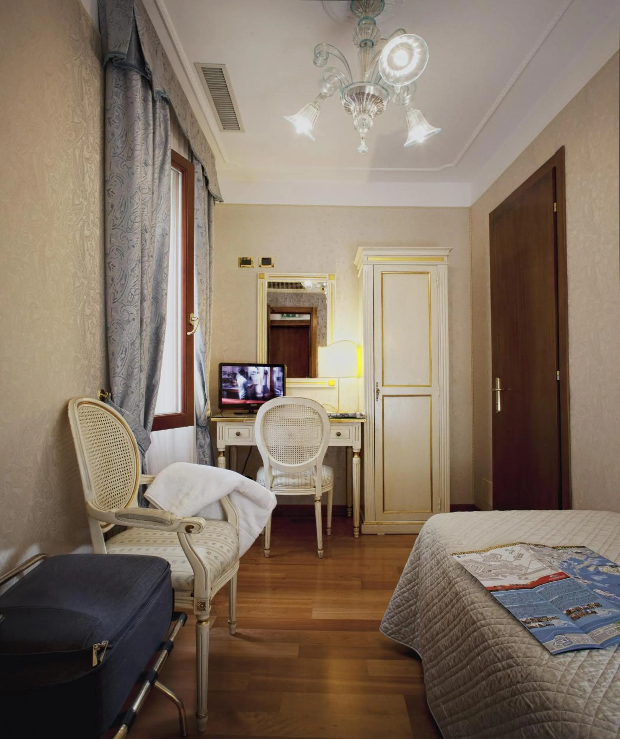 TV and multimedia, Bed in Hotel Ca' D'Oro - WENICE Deep Culture
