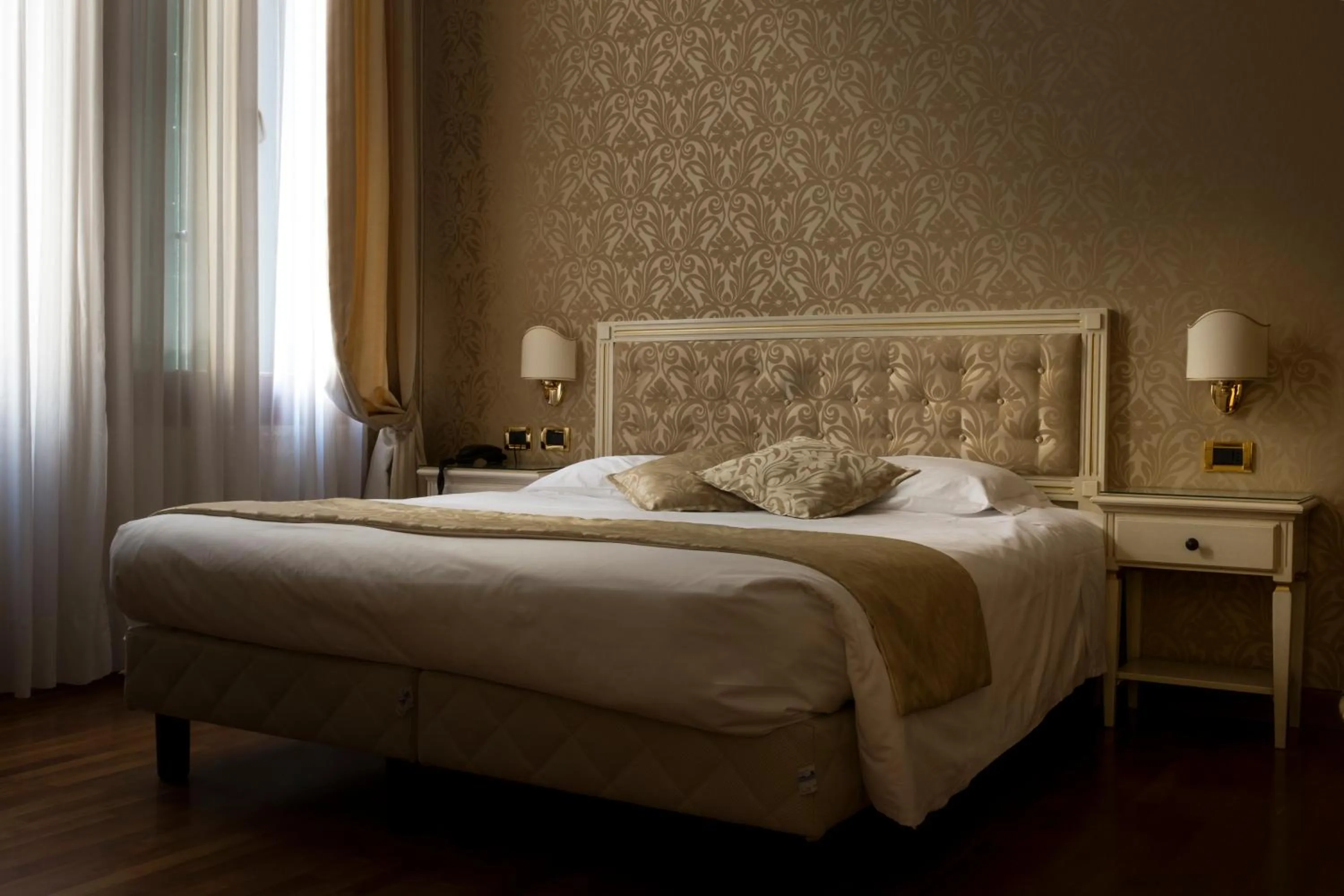 Photo of the whole room, Bed in Hotel Ca' D'Oro - WENICE Deep Culture