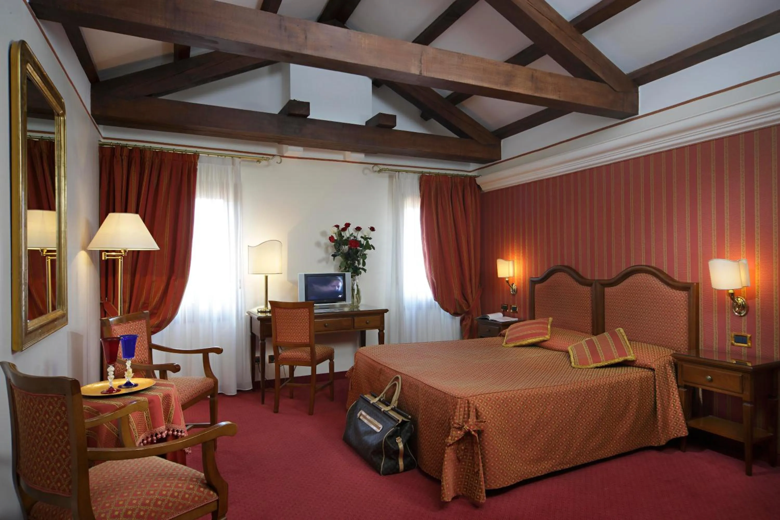 Photo of the whole room, Bed in Hotel Ca' D'Oro - WENICE Deep Culture