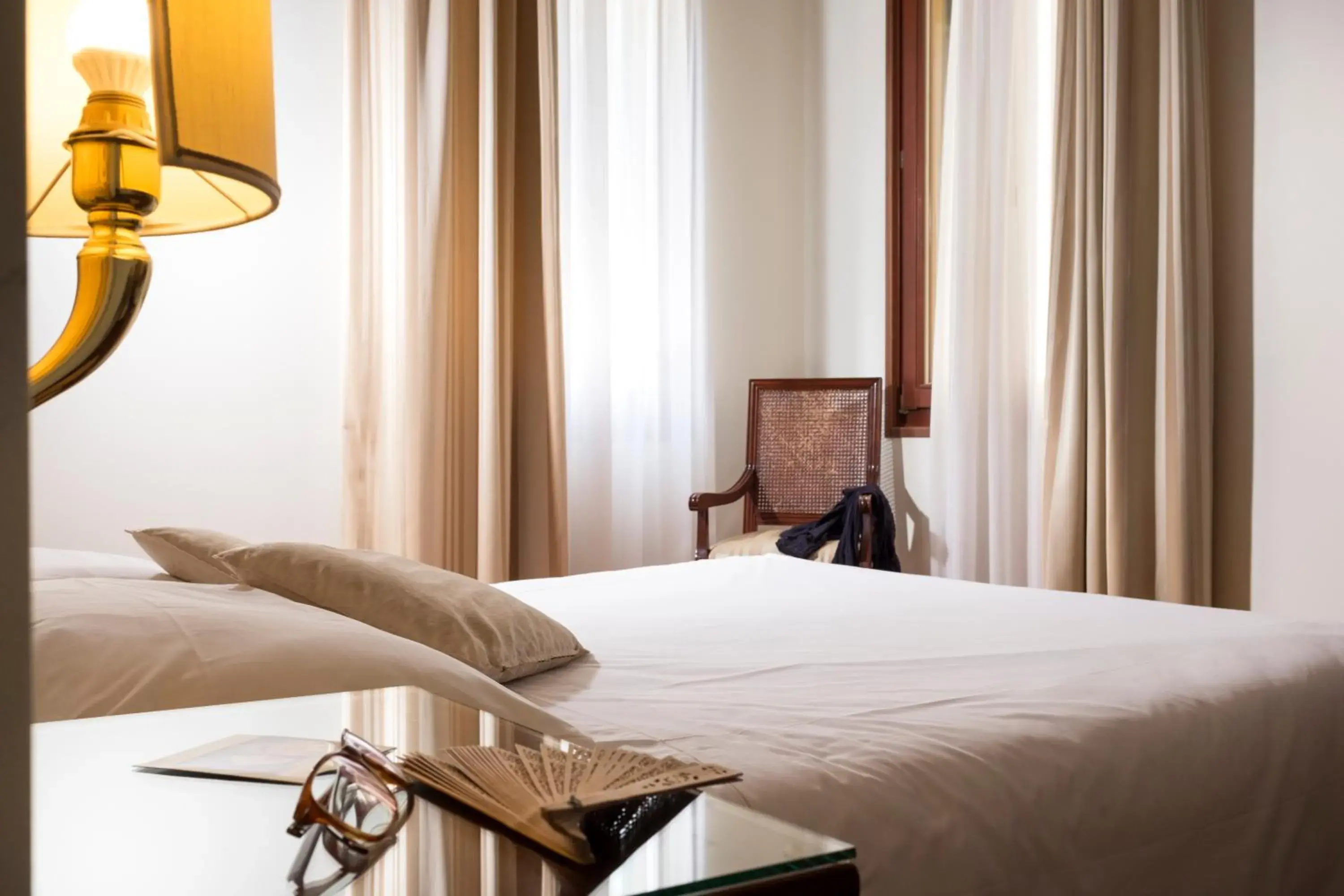 Deluxe Double Room with Canal View in Hotel Ca' D'Oro - WENICE Deep Culture Deluxe Double Room with Canal View in Hotel Ca' D'Oro - WENICE Deep Culture