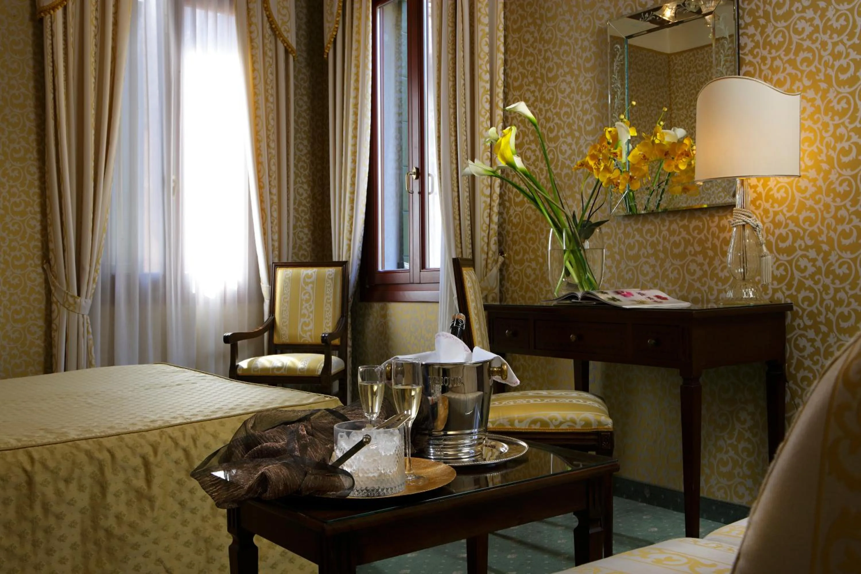 Seating area, Bed in Hotel Ca' D'Oro - WENICE Deep Culture