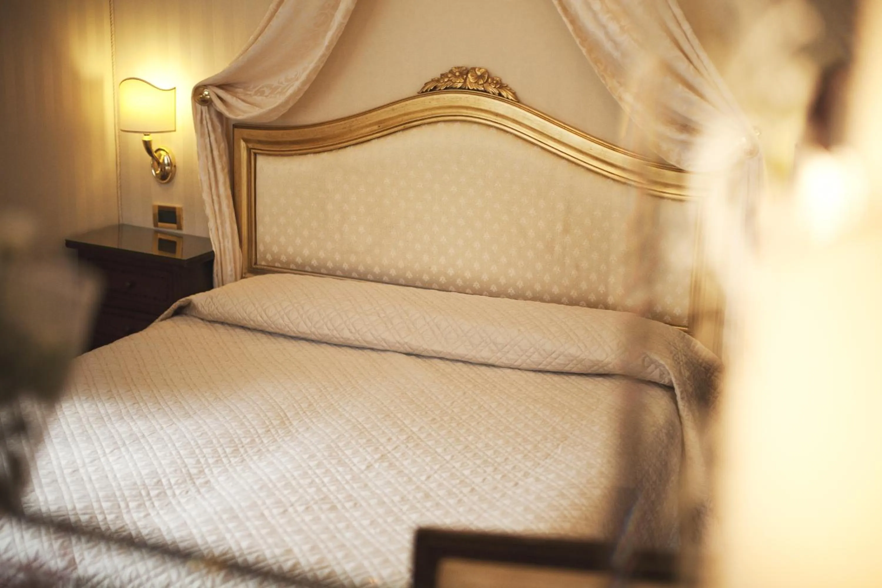 Bed in Hotel Ca' D'Oro - WENICE Deep Culture