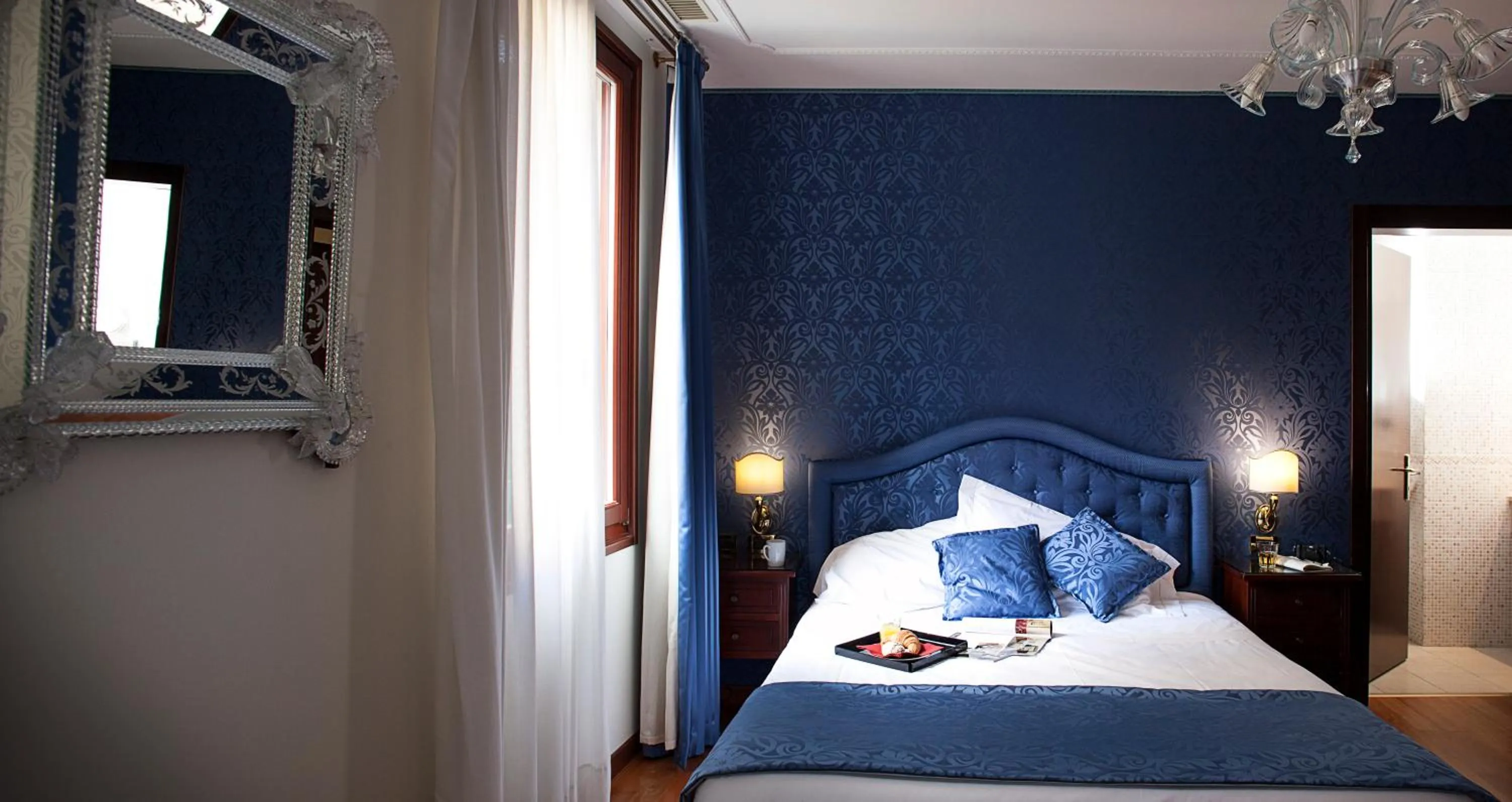 Photo of the whole room, Bed in Hotel Ca' D'Oro - WENICE Deep Culture