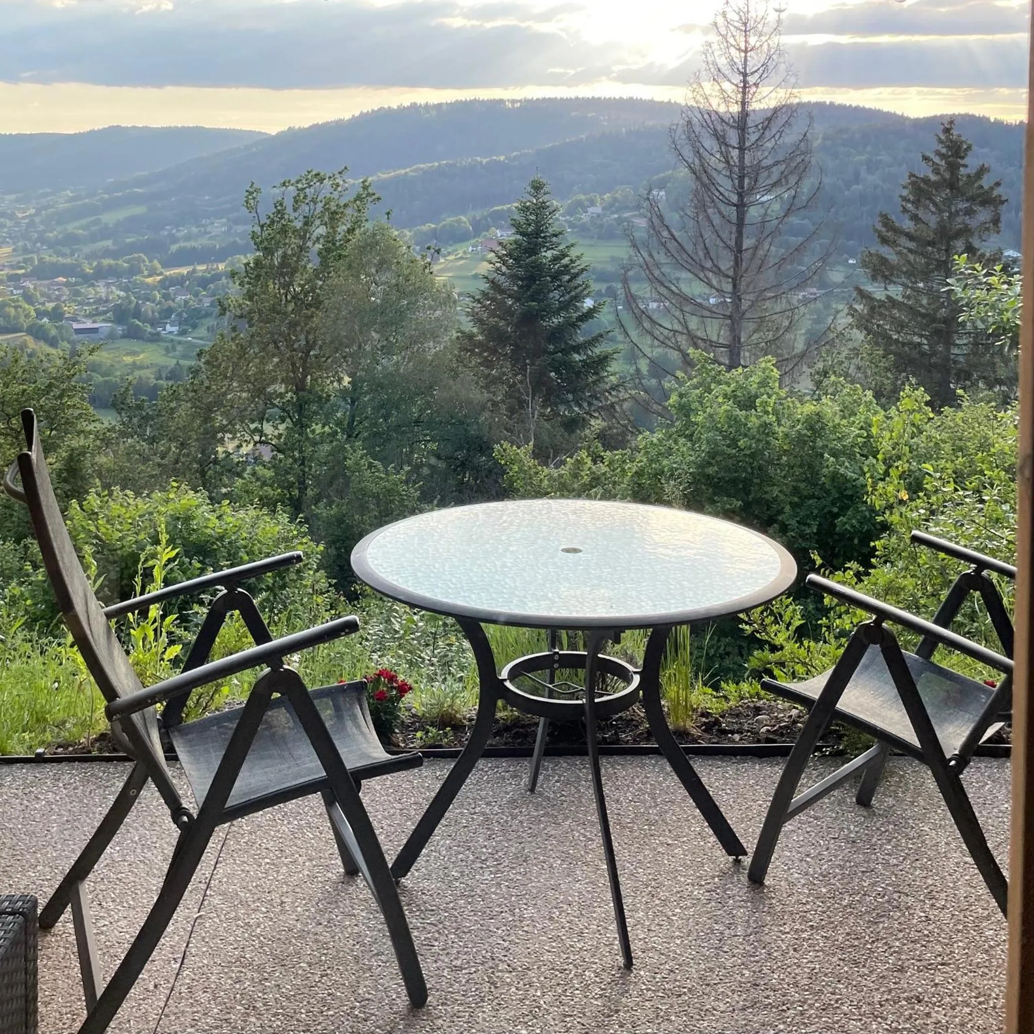 Patio in Le gîte cozy de Bouvacôte avec vue panoramique et Sauna