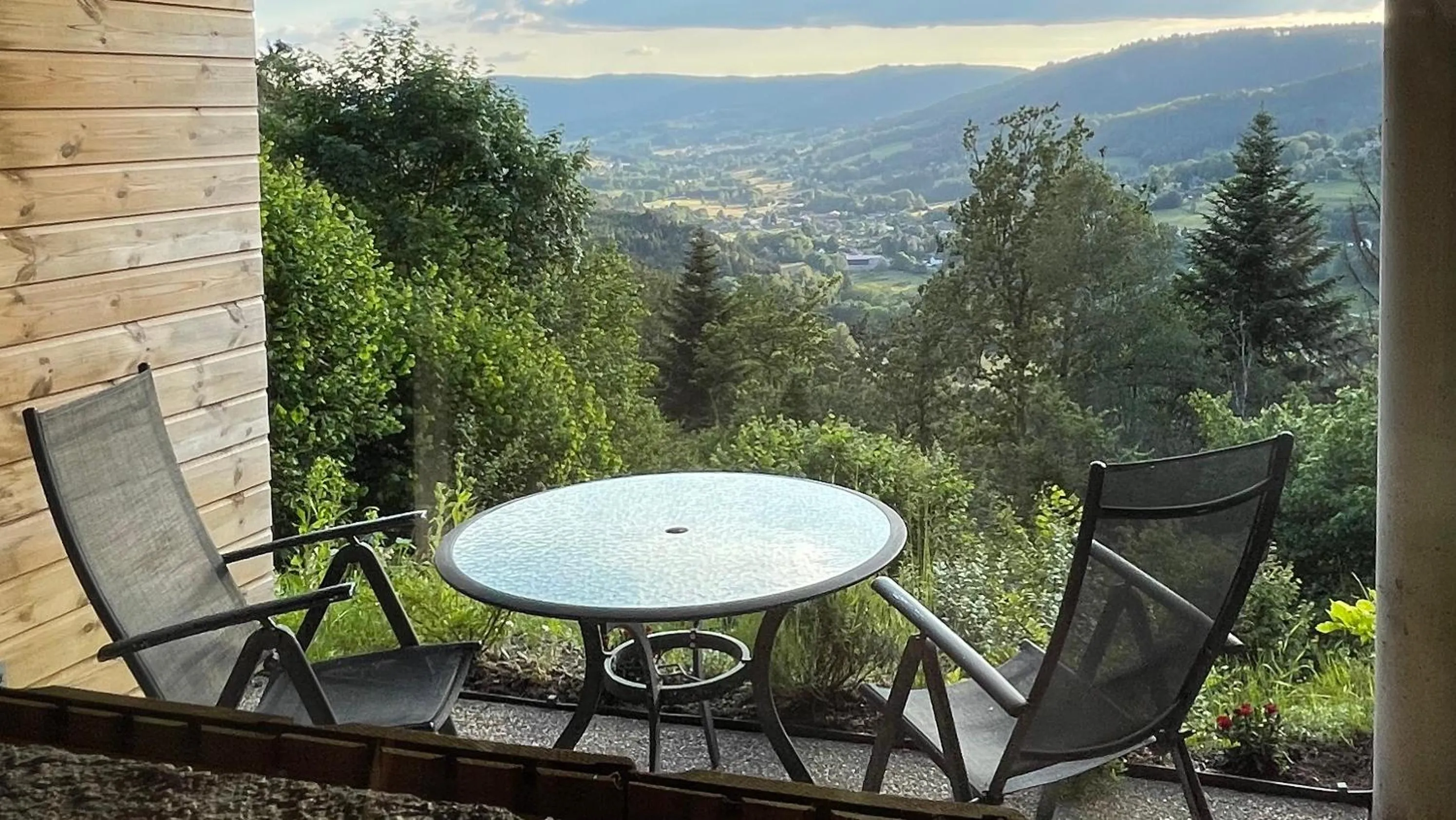 Patio in Le gîte cozy de Bouvacôte avec vue panoramique et Sauna