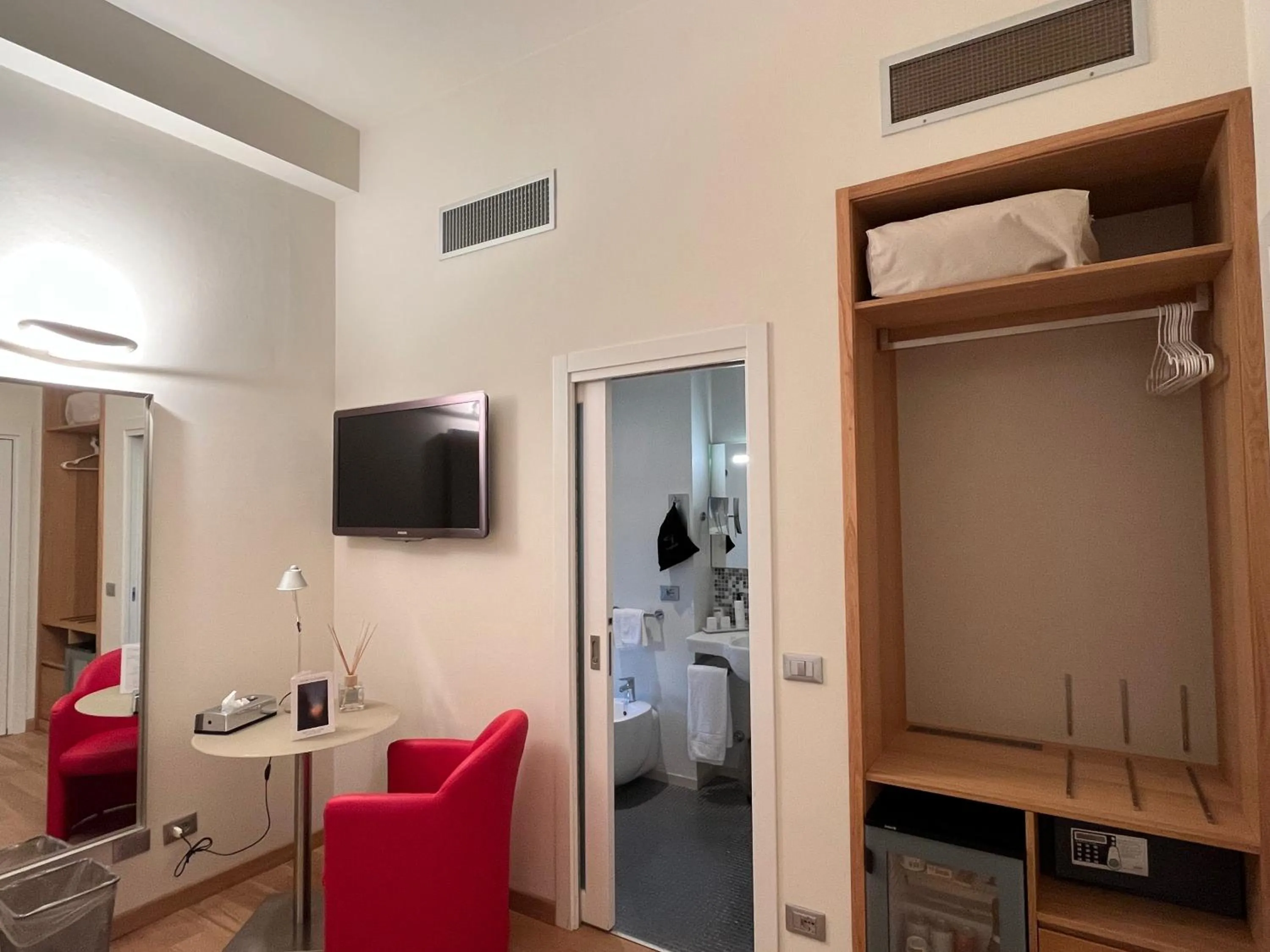 TV and multimedia, Bed in Hotel Annunziata