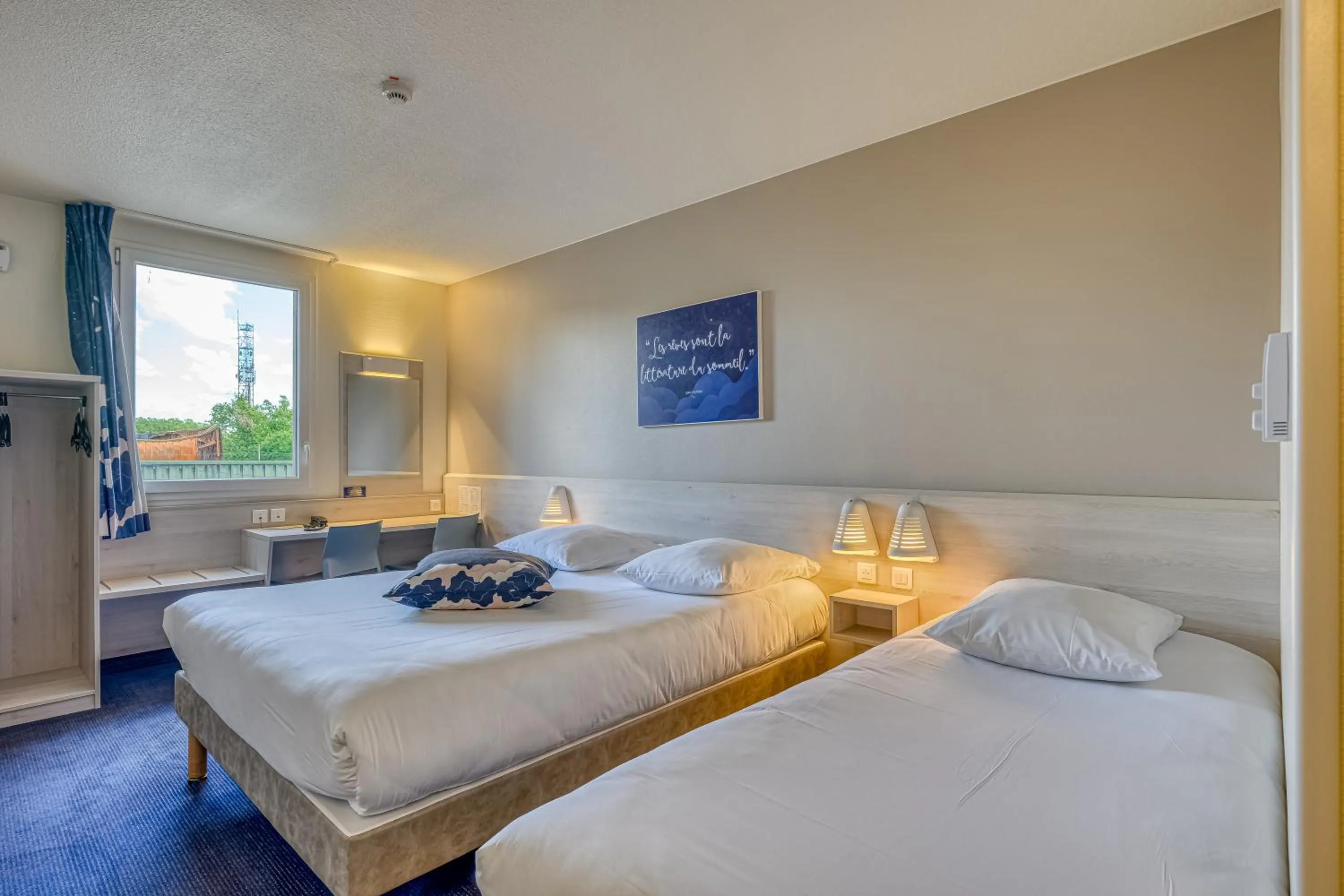 Photo of the whole room, Bed in ACE Hôtel Bordeaux Carbon Blanc