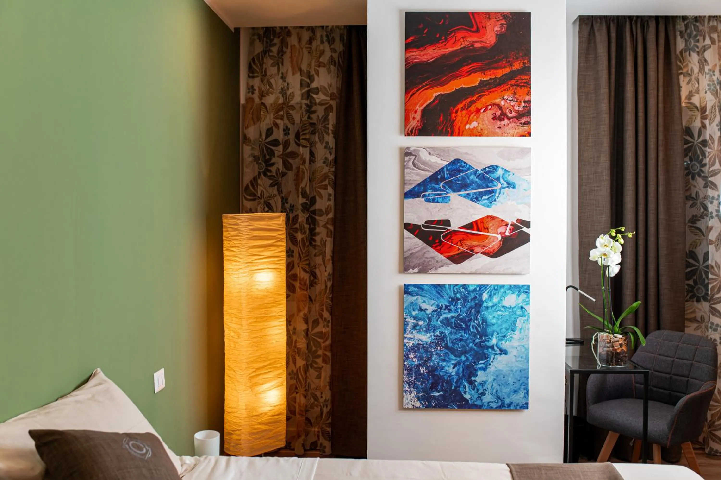 Photo of the whole room in Neocore