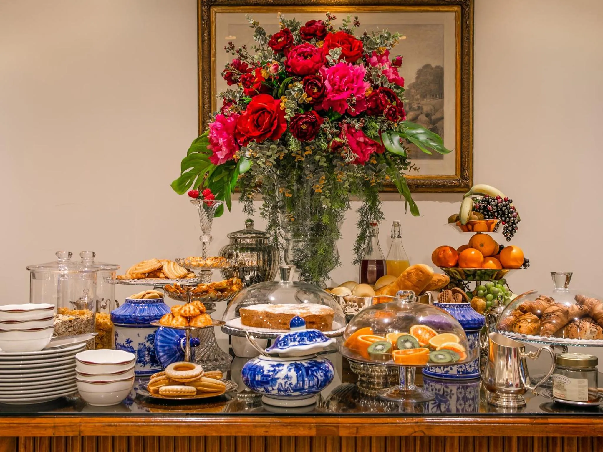 Buffet breakfast in Hotel Jolanda