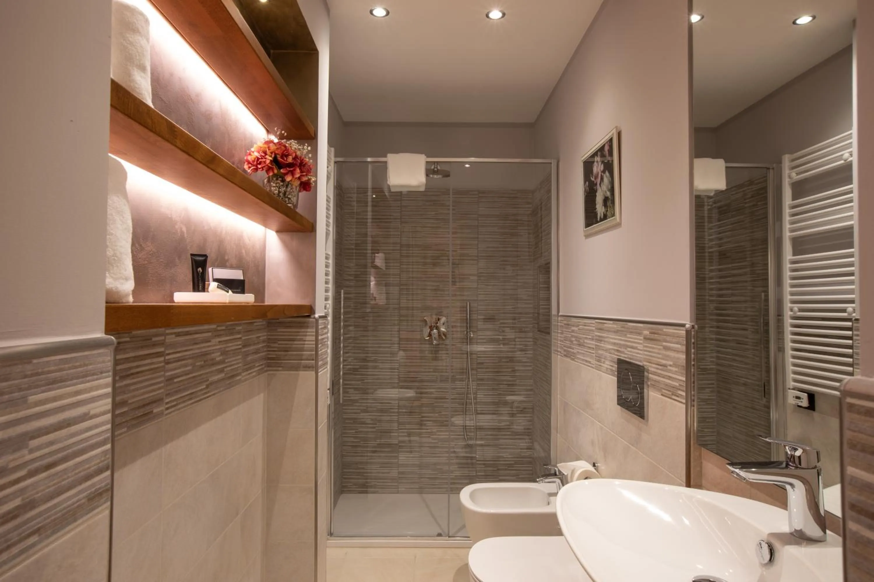 Shower in Hotel Jolanda