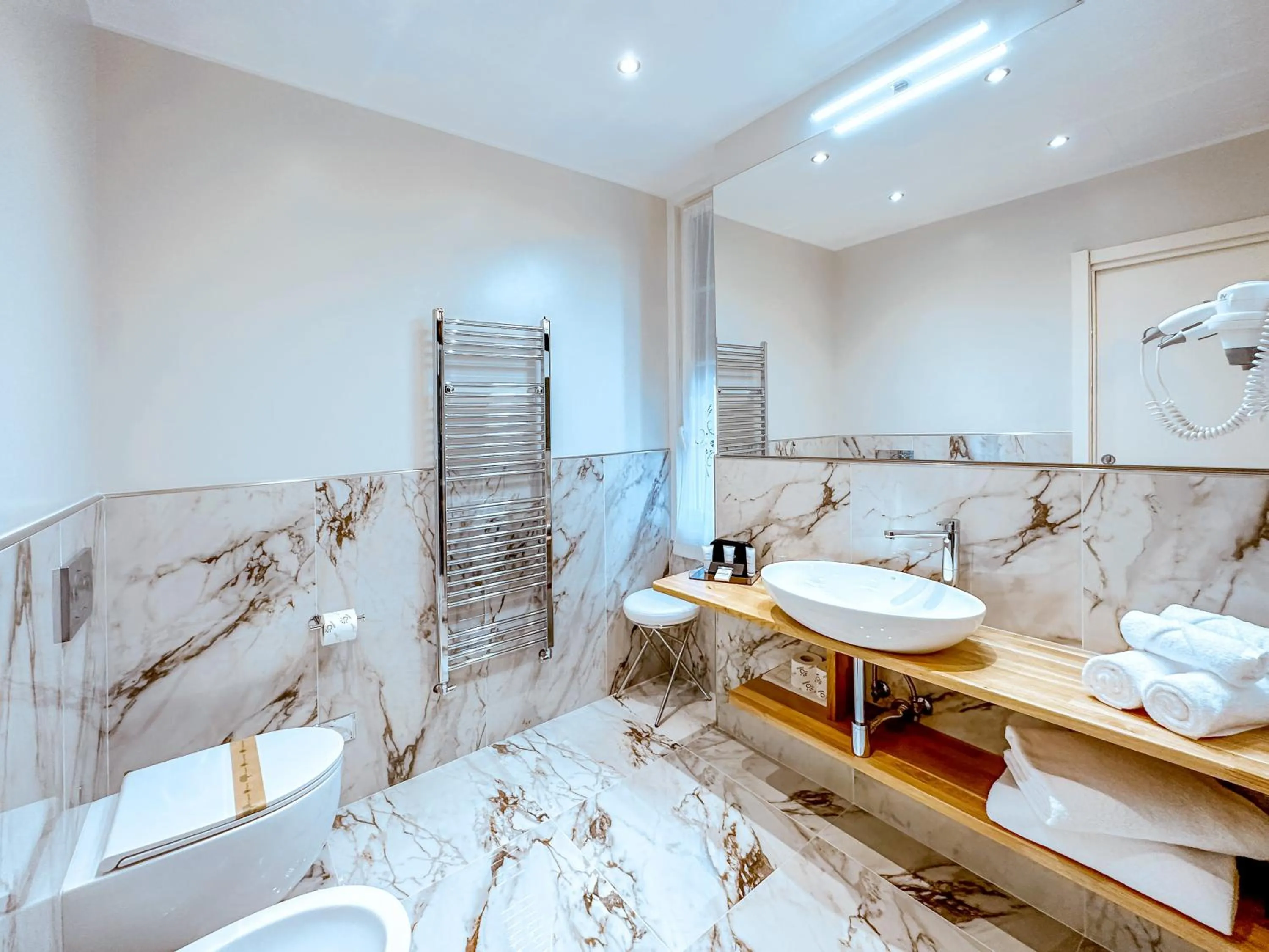 Shower in Hotel Jolanda