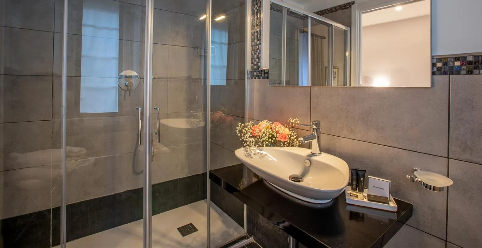 Shower in Hotel Jolanda