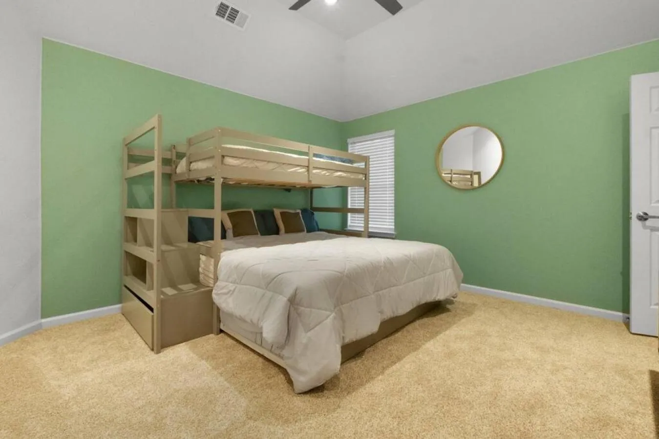 Bedroom, Bed in Gorgeous Downtown 4 Bedroom