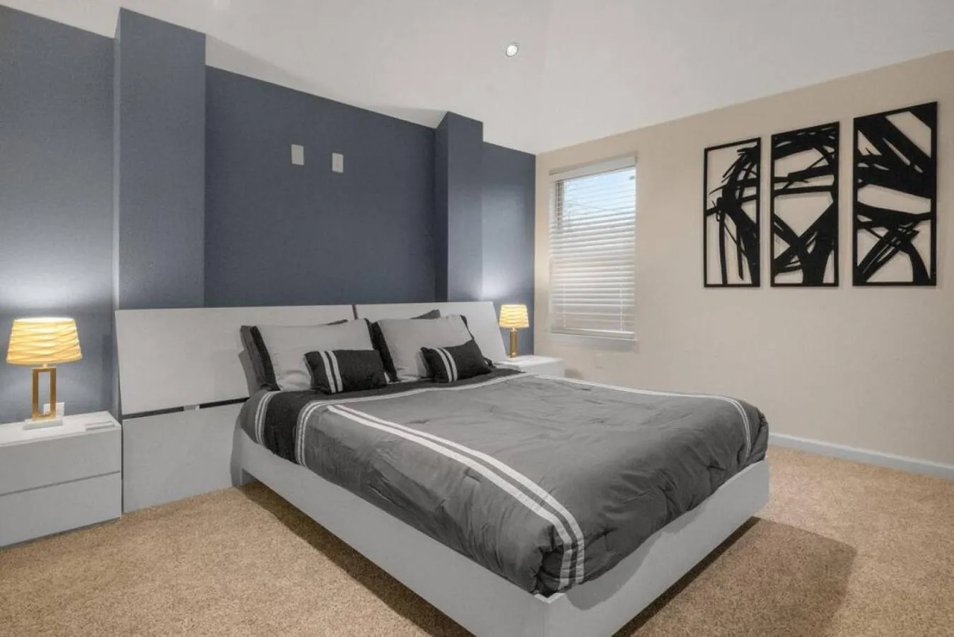 Bedroom, Bed in Gorgeous Downtown 4 Bedroom