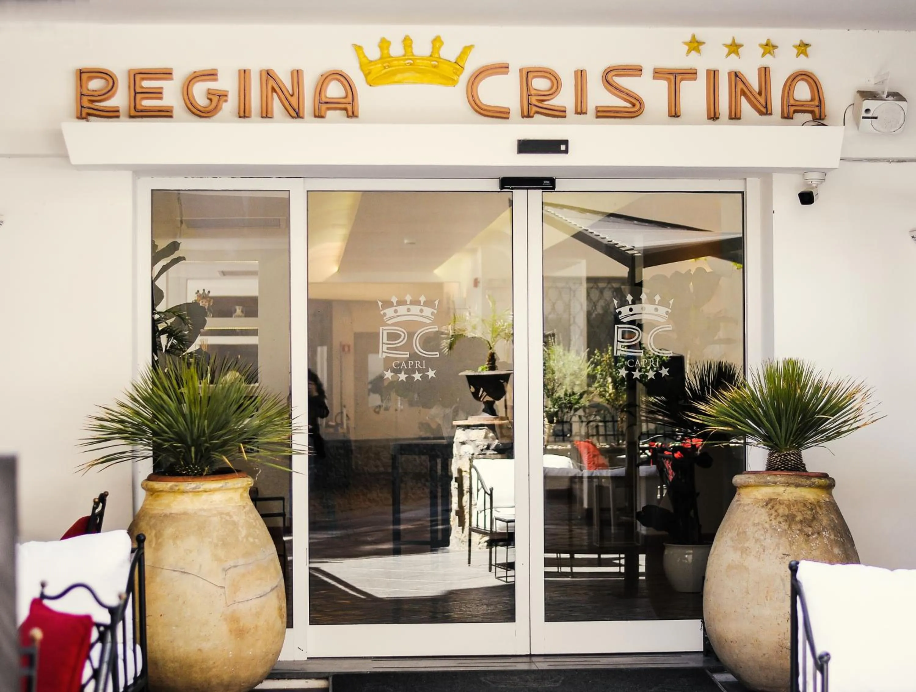 Facade/entrance in Regina Cristina
