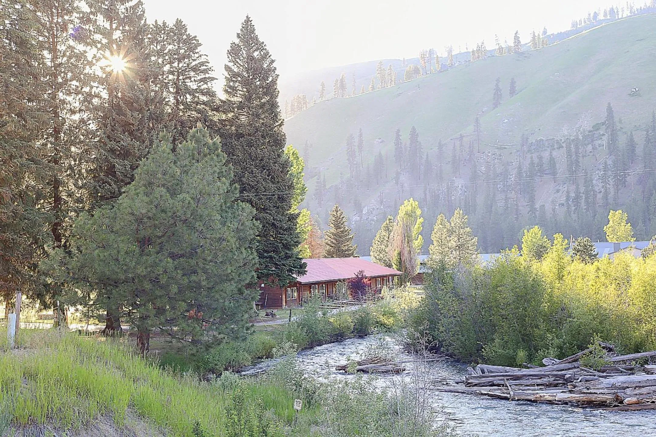 Bedroom in Southfork Lodge - Riverside Inn