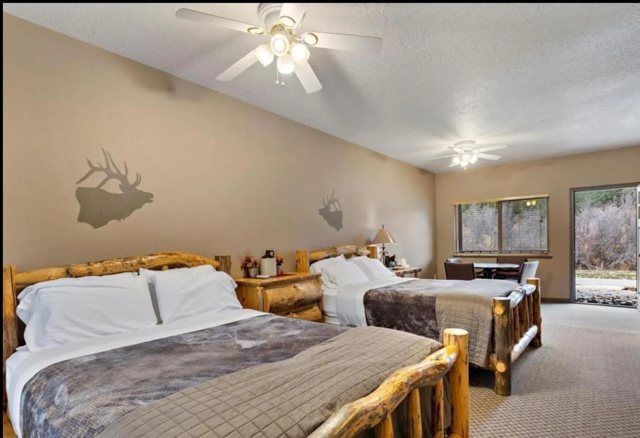 Bedroom in Southfork Lodge - Riverside Inn